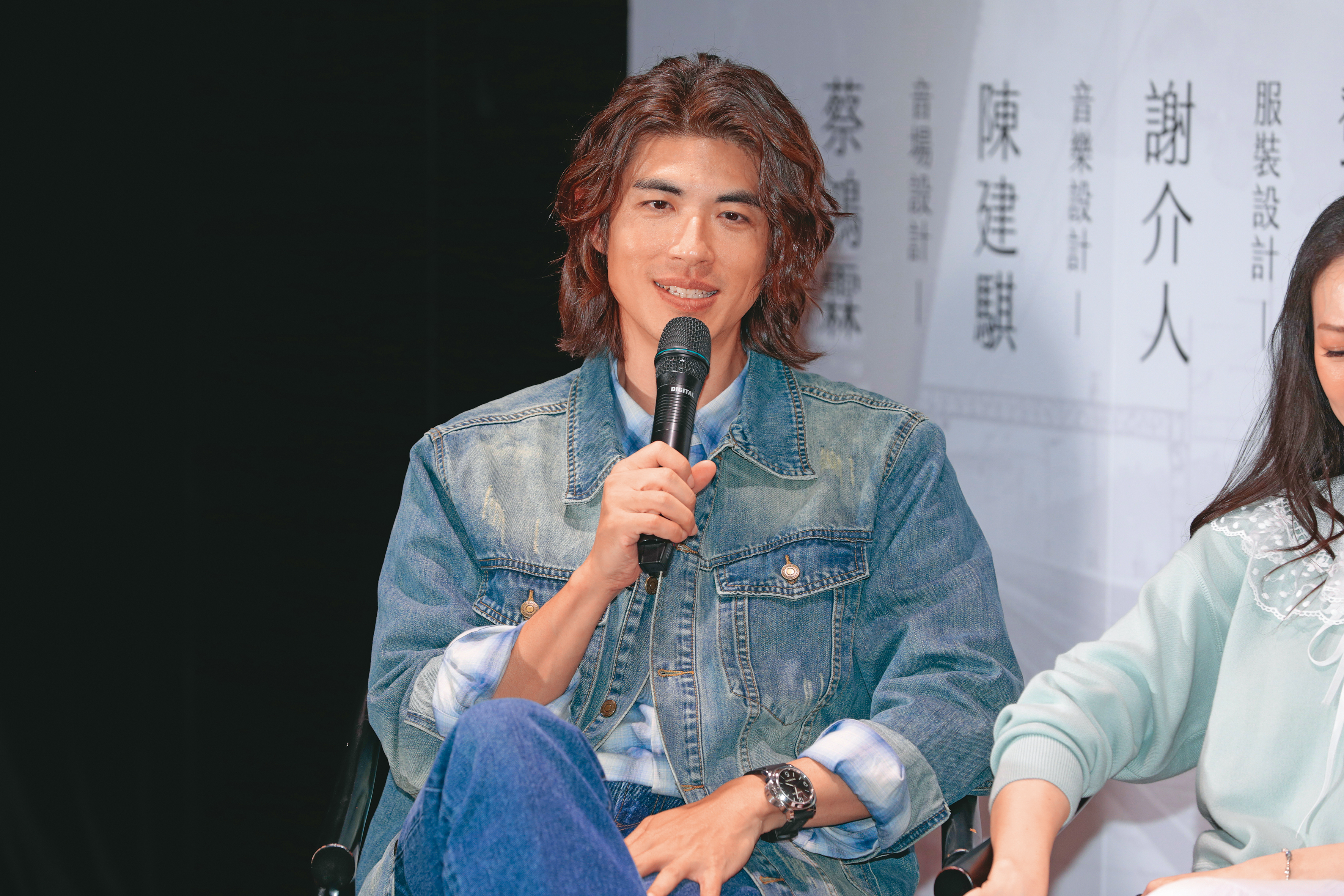 長髮飄逸的梁正群別有滋味，別說是楊麗音了，連小編也差點被掰彎。