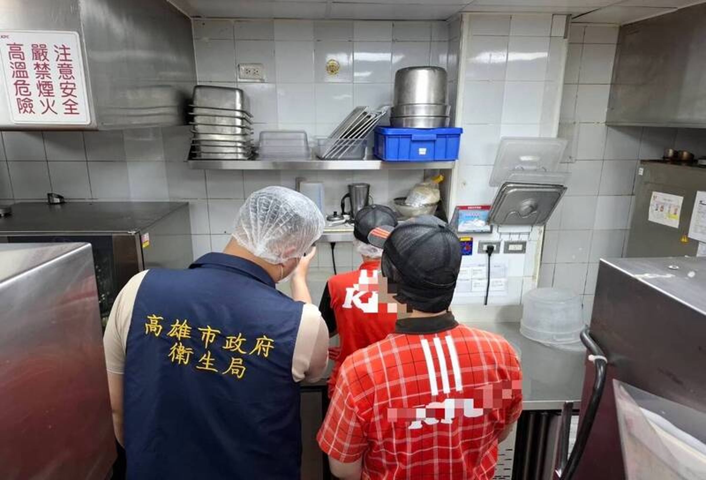 高雄市衛生局今日到肯德基楠梓門市稽查。（高雄市衛生局提供）