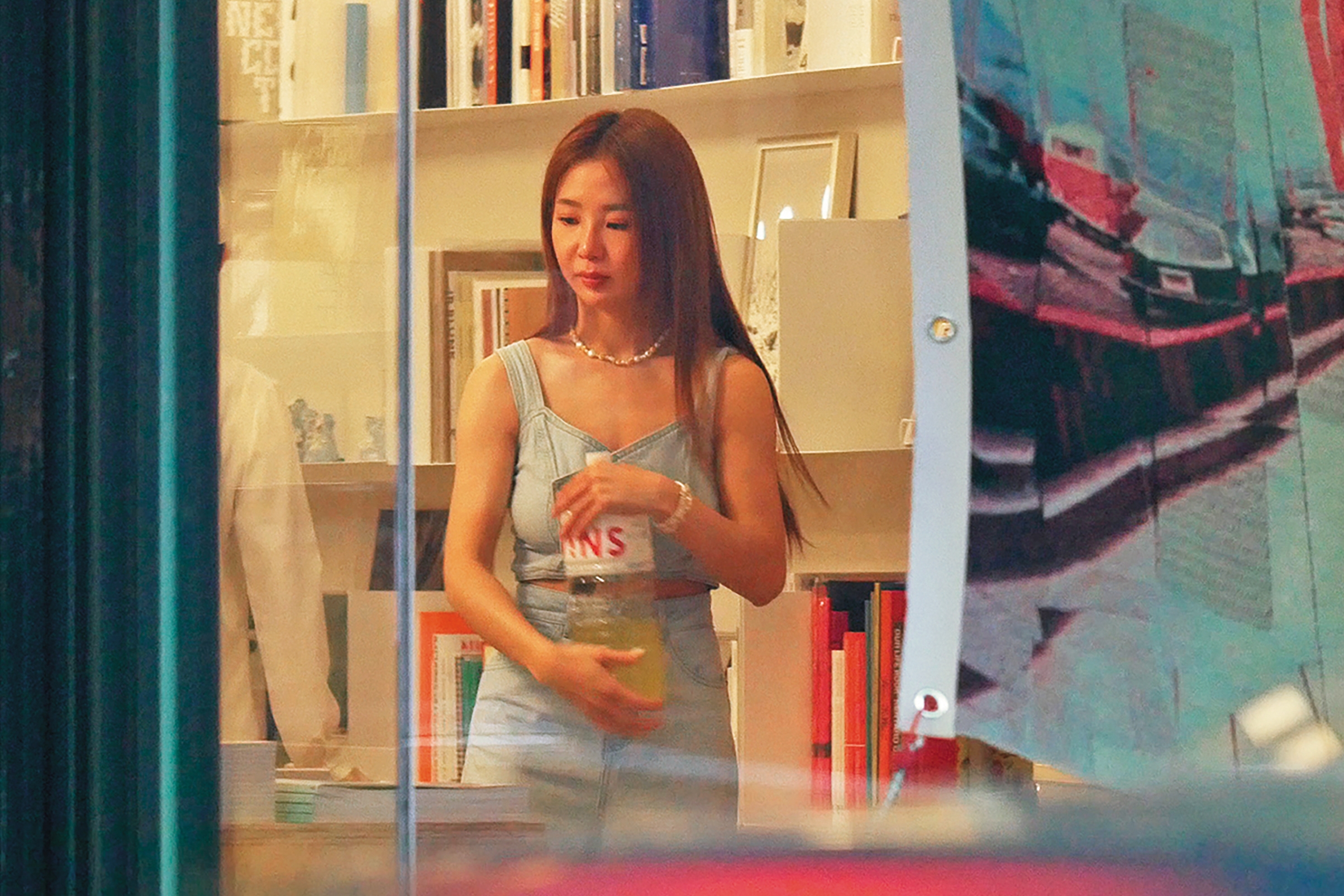 瑤瑤很會夾也愛大瓶的，畫面頗有昔日風情。