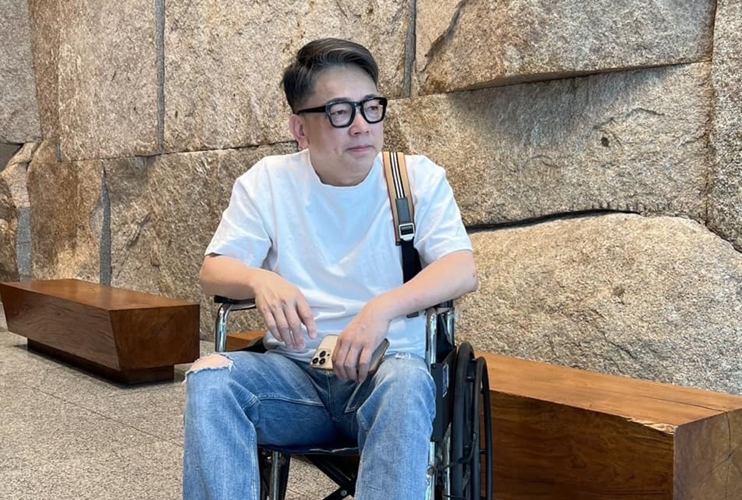 詹惟中今po文,曬出一張坐輪椅的照片,提到可能是急性腳底筋膜炎,也可能是痛風發作。(翻攝自詹惟中臉書)