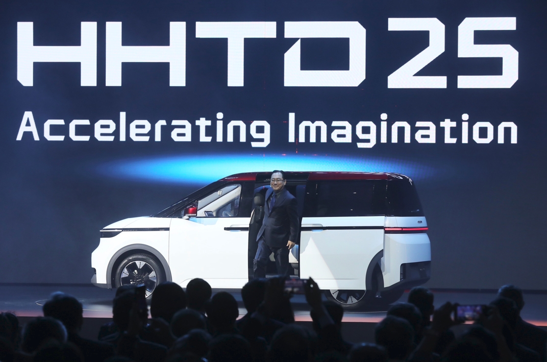 鴻海集團電動車(EV)策略長關潤對外說明鴻海電動車最新進度。