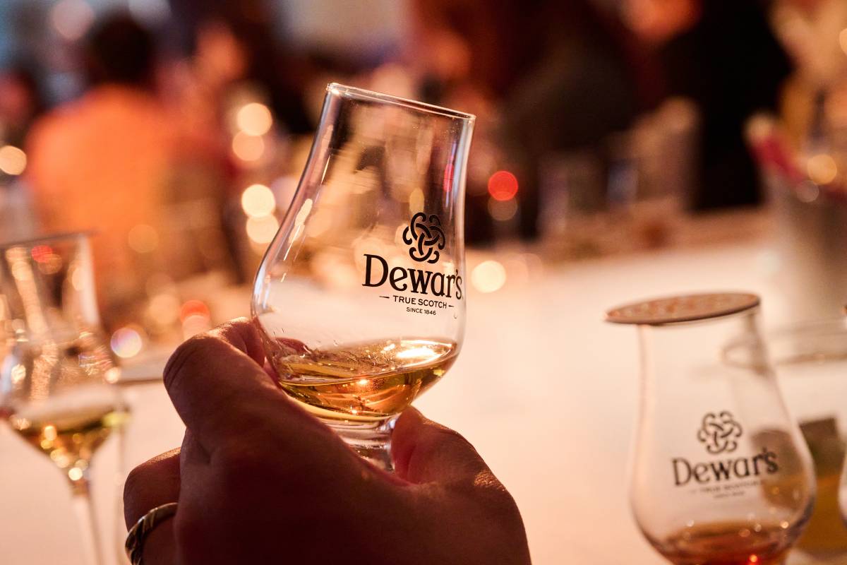 帝王（Dewar's）調和蘇格蘭威士忌，是所有調和威士忌品牌之中，最勇於追求複雜風味的品牌。這也讓首席調酒師Stephanie Macleod，連續六年獲得 IWC 頒發「年度最佳調酒師」頭銜。