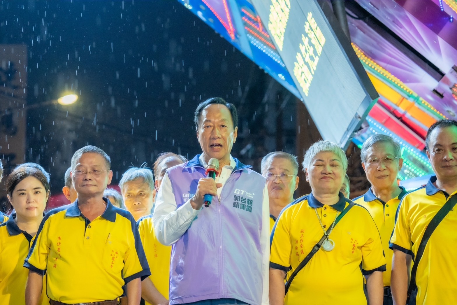 郭台銘今天透露，「郭賴配」連署已經超過法定的28.9萬門檻。（郭台銘辦公室提供）