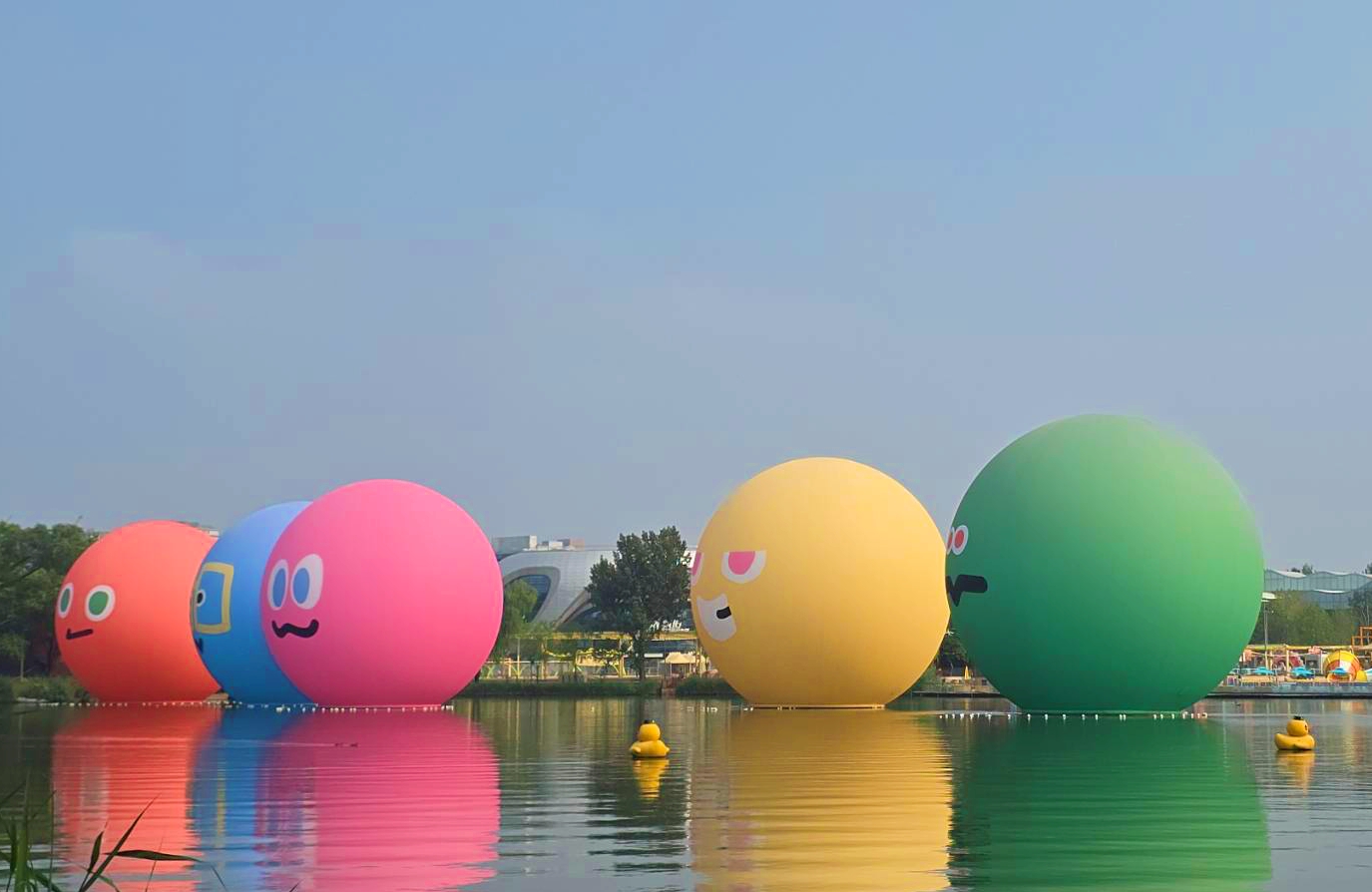 五月天Q版公仔裝置藝術遍佈北京多地，朝陽公園湖面這五顆球球人氣超旺。