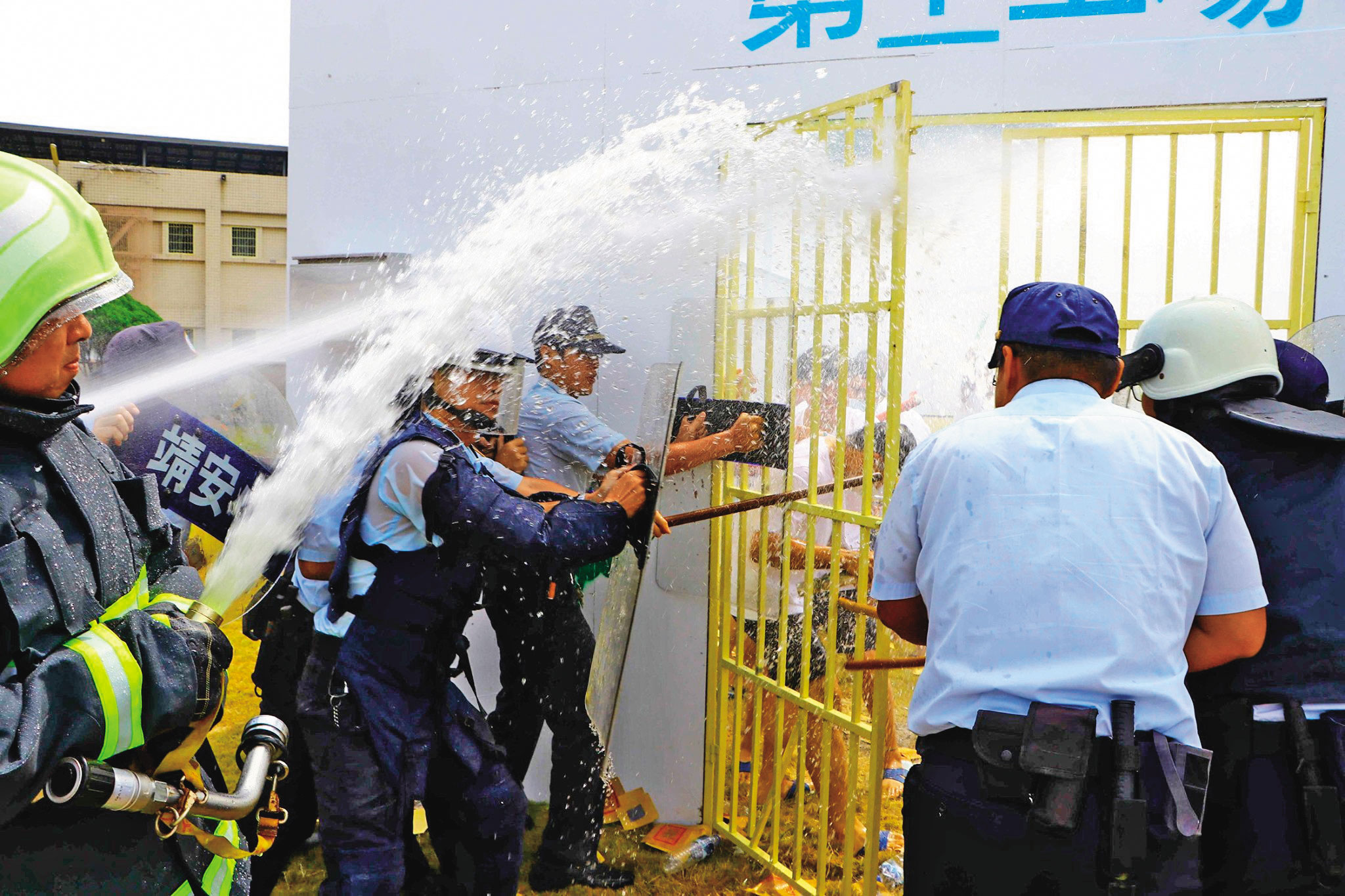 監所管理員被視為危勞職務，但同在戒護區內工作的教化人員卻被排除在外。圖為獄政人員模擬壓制收容人暴動畫面。（翻攝嘉義監獄臉書）