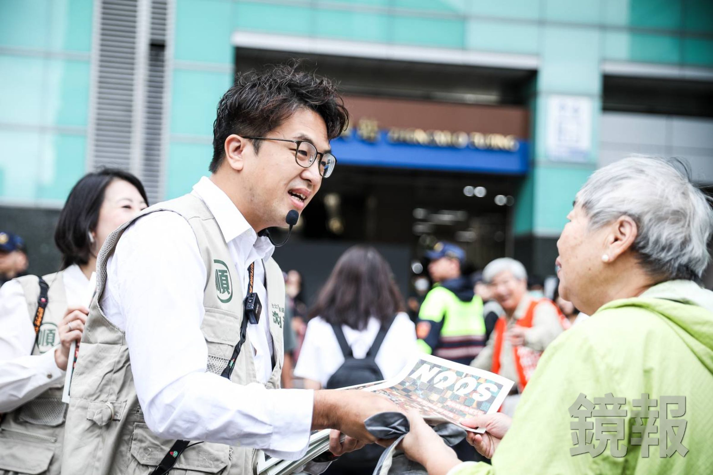 沈伯洋今上午在捷運忠孝復興站發送文宣「順報」,重申他對於和蔣萬安辯論不拘泥任何形式,就算10分鐘後開始也OK。(鏡報鄒保祥)