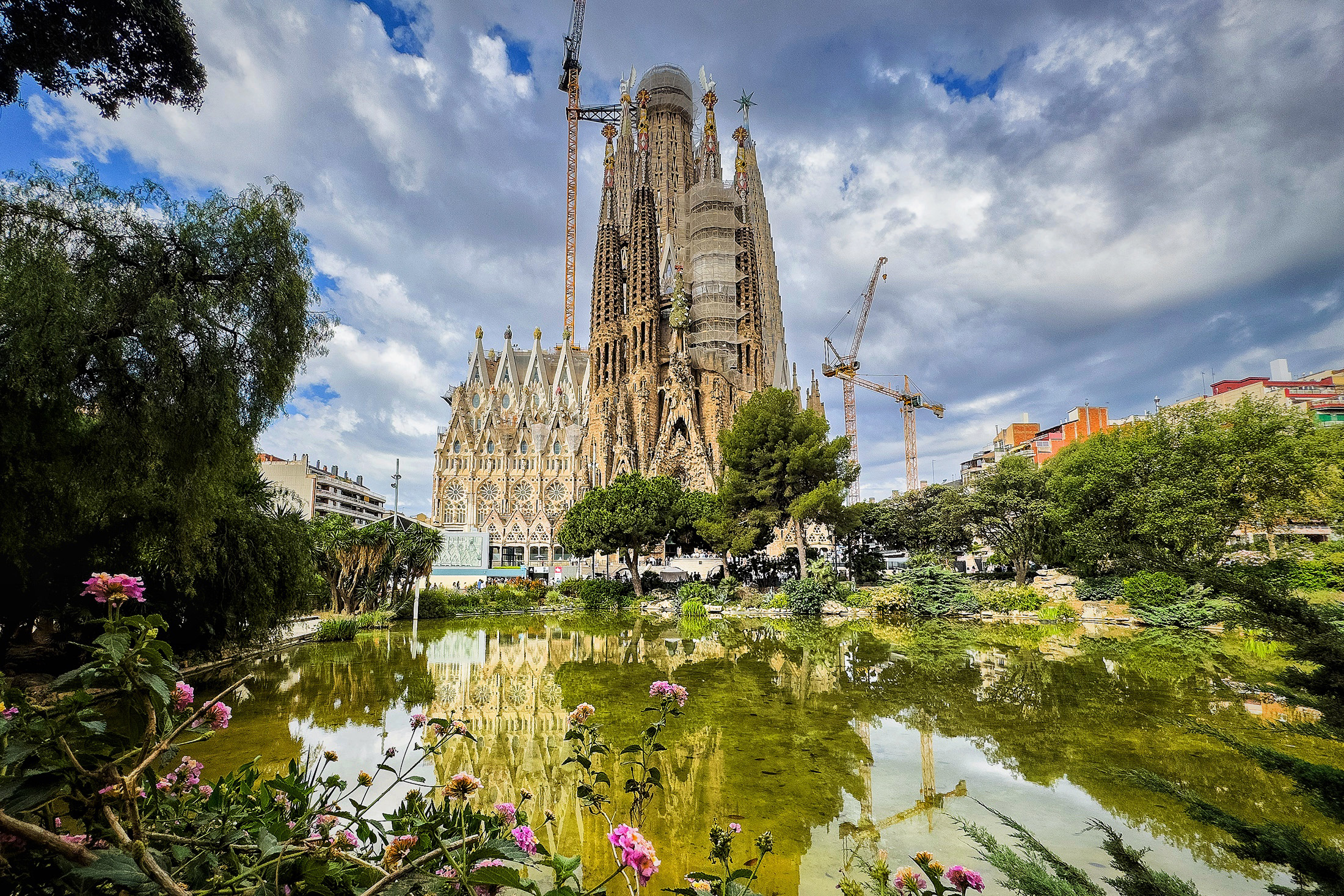 來到西班牙巴塞隆納，很適合安排一趟建築大師高第的作品巡禮，其中「聖家堂」是他最著名的建築之一，也是世上唯一還在施工中就被登錄的世界遺產。（攝影：童心怡）