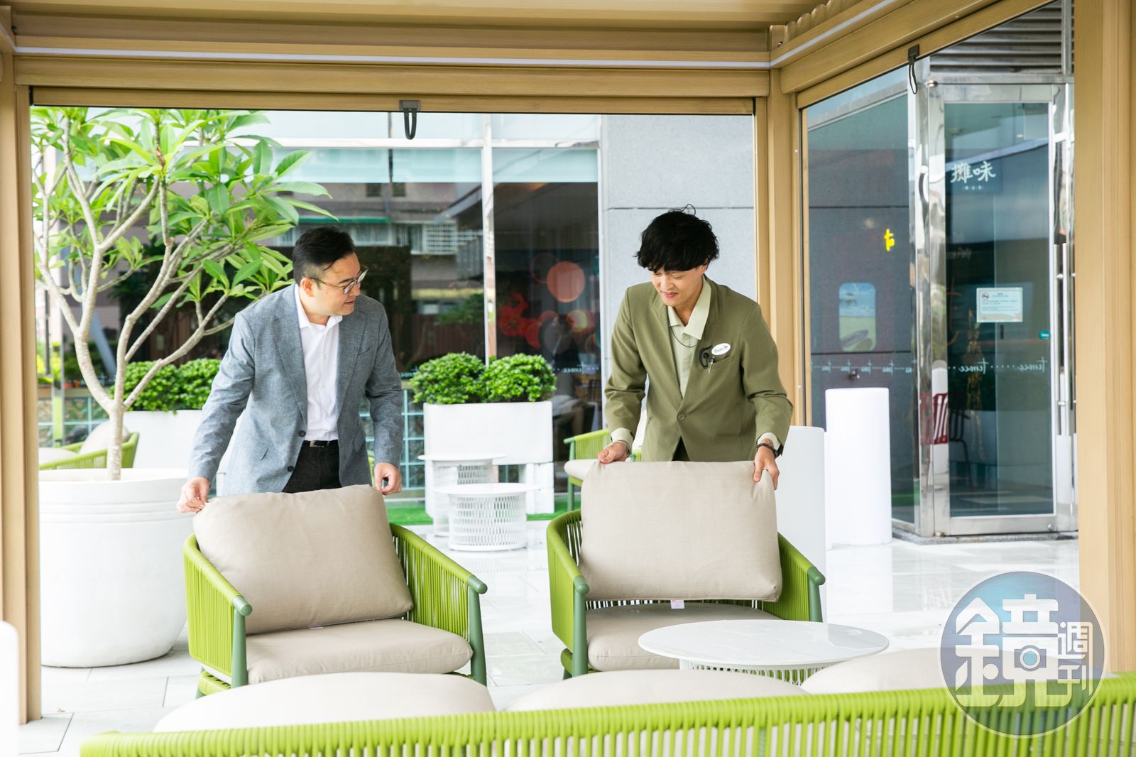馮傑與同事互動親切,沒有董事長身段。(圖/鏡週刊)