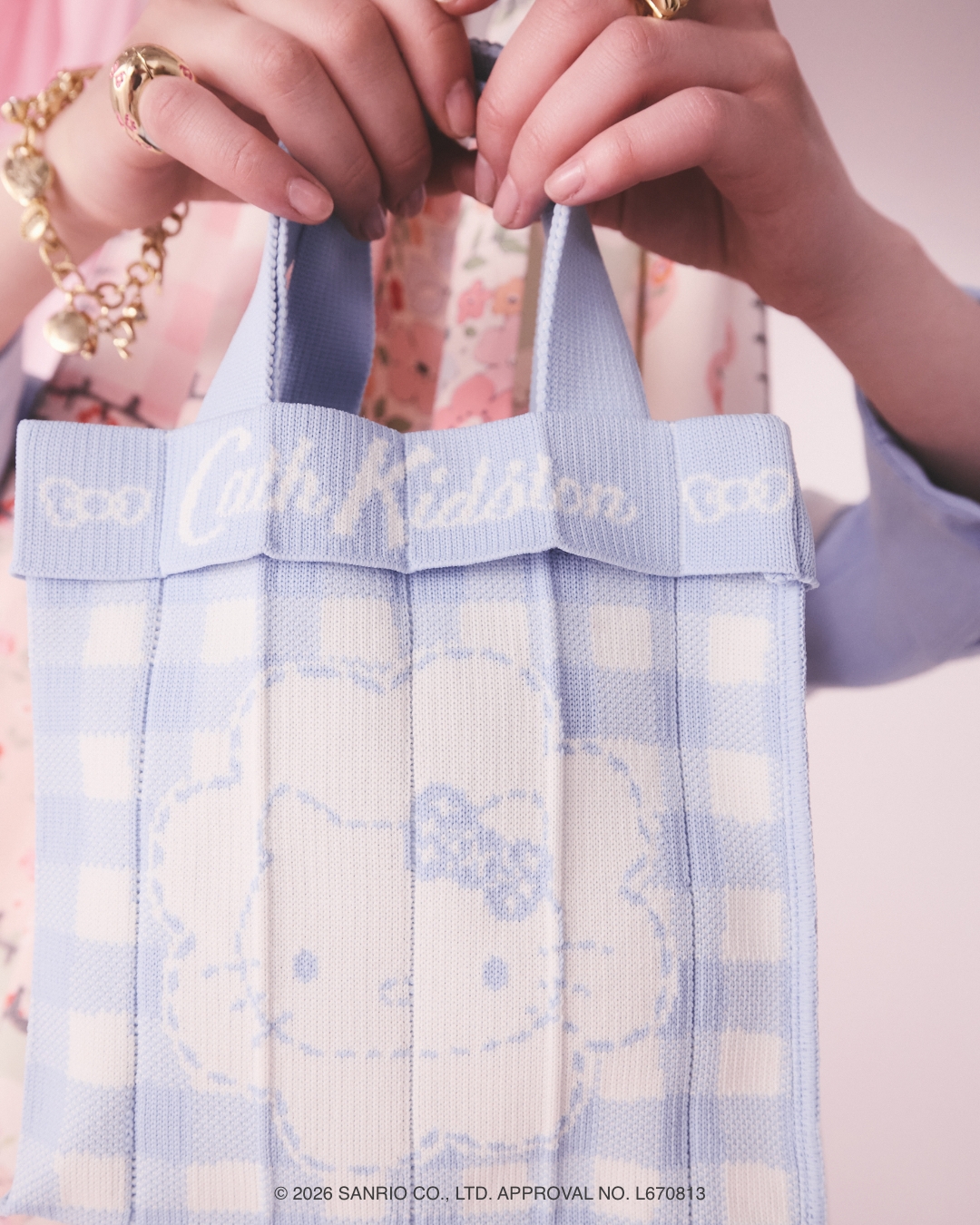 Cath Kidston × Hello Kitty藍色針織小手提袋 (Hello Kitty Gingham Provence)。NT$3,080       