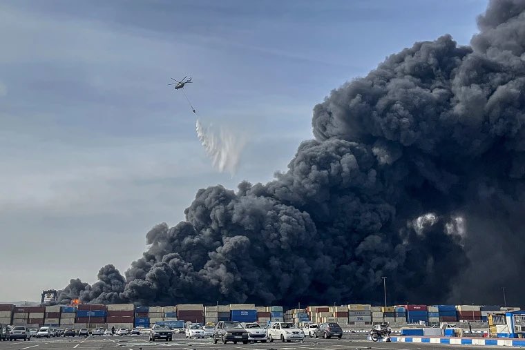 伊朗希德拉賈伊港26日發生大規模爆炸，造成至少14人死亡、約700人受傷。（翻攝自X@sentdefender）