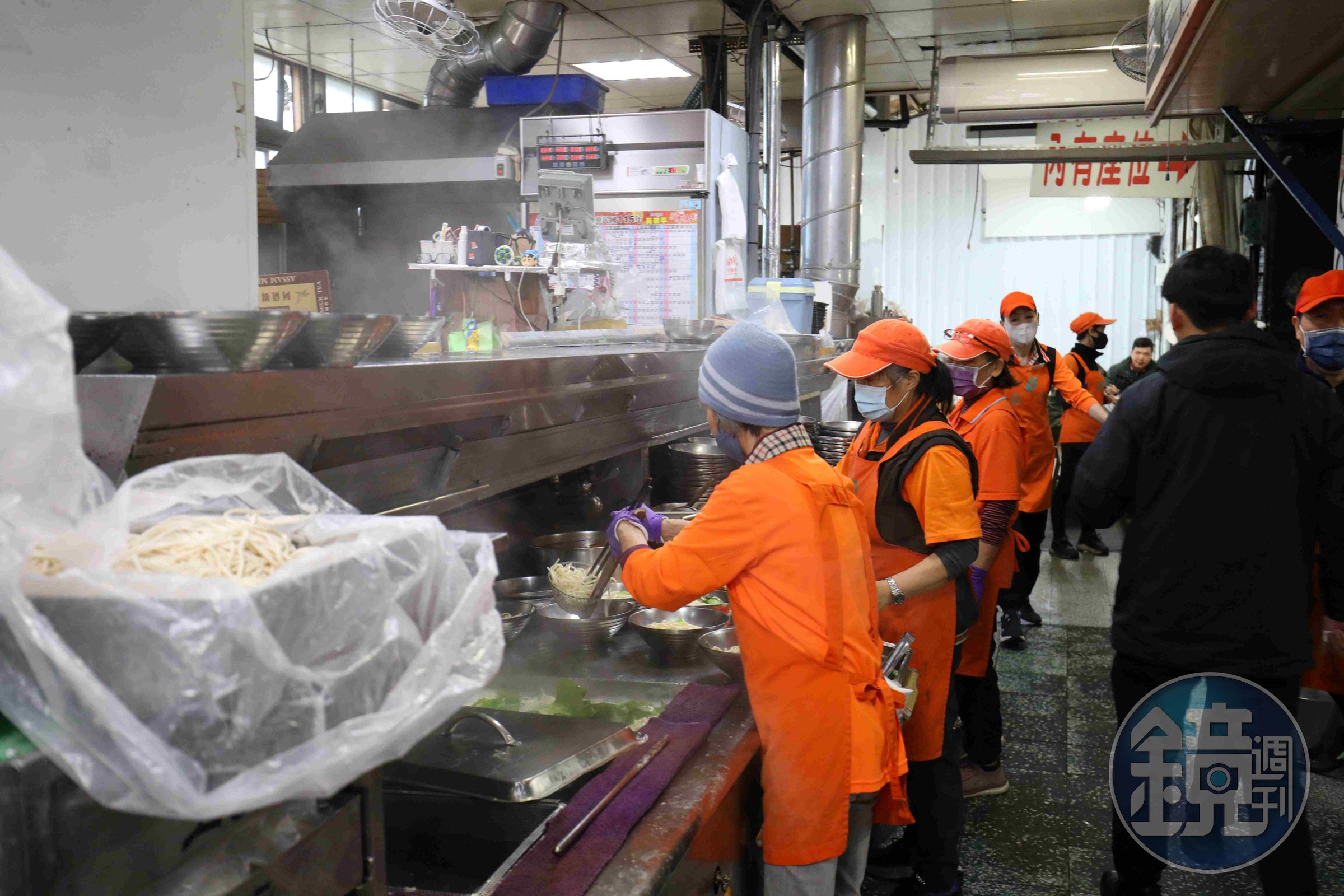 永川的廚房非常忙碌,注重每個工序,才能端出品質始終如一的牛肉麵。