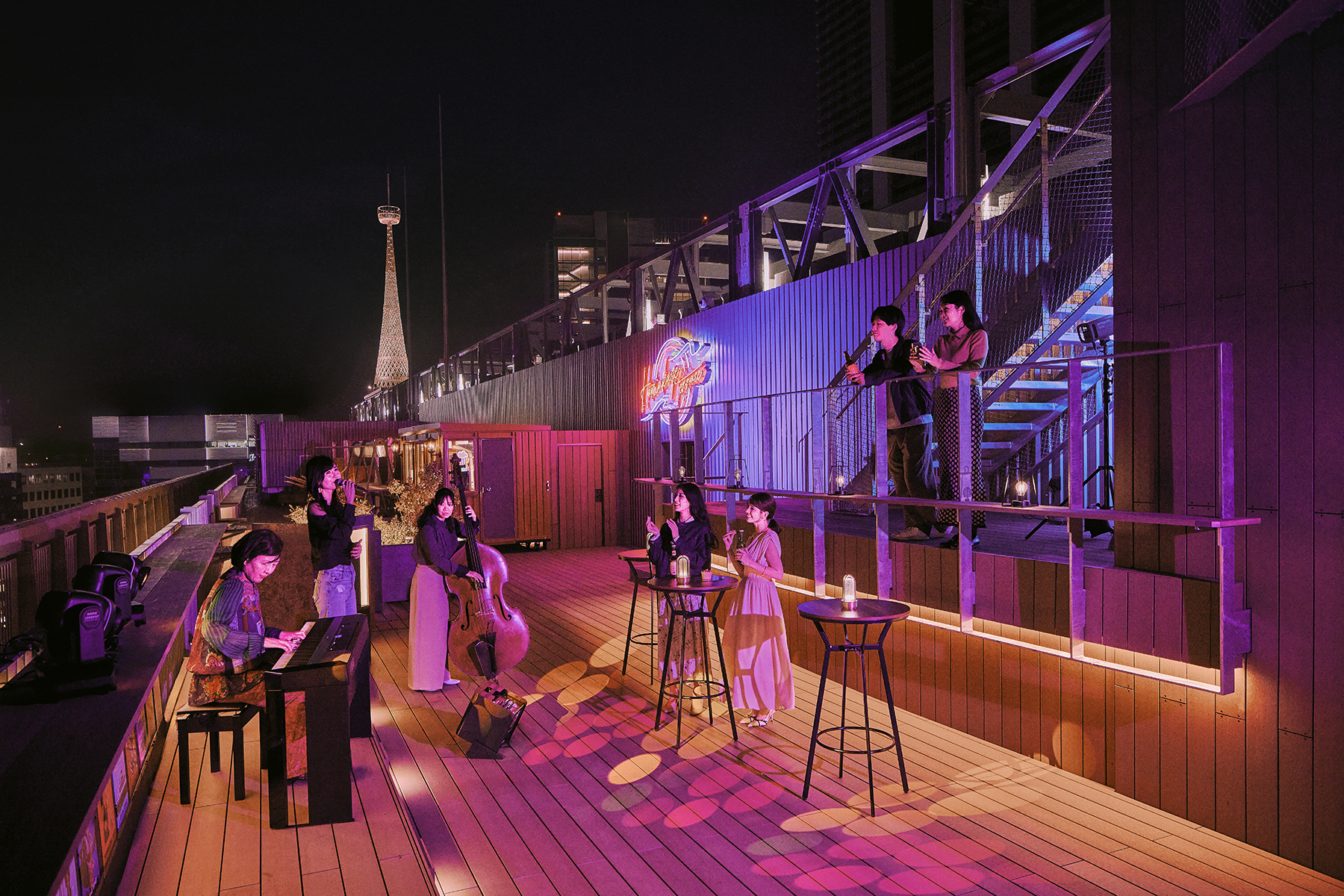每週五、六晚間，OMO7橫濱會在「HAMAKAZE Terrace」舉辦「氣氛滿點的橫濱之夜」。（星野集團提供）