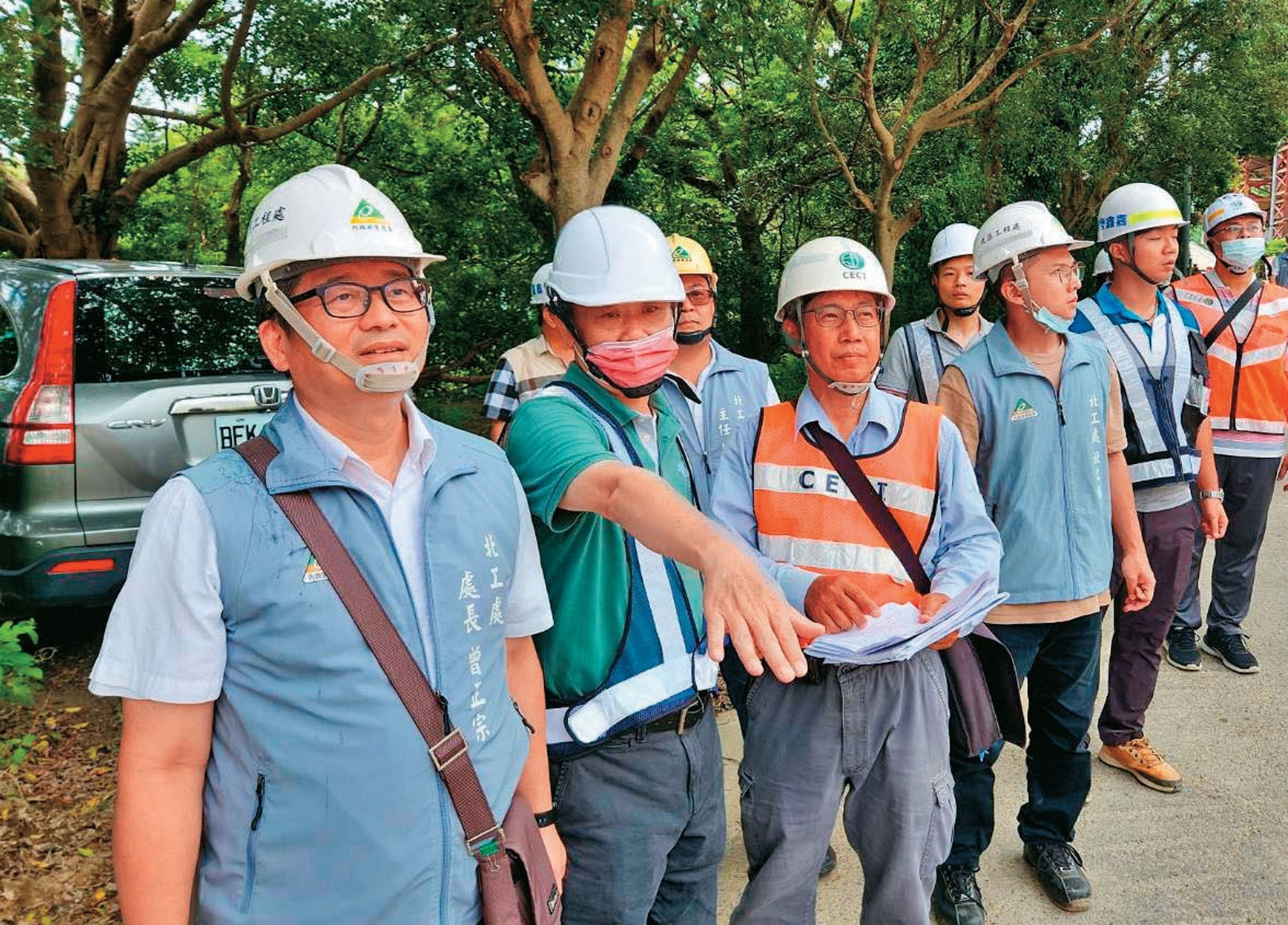高鐵橋下聯絡道延伸至竹科的工程施工視察。(新竹縣政府提供)