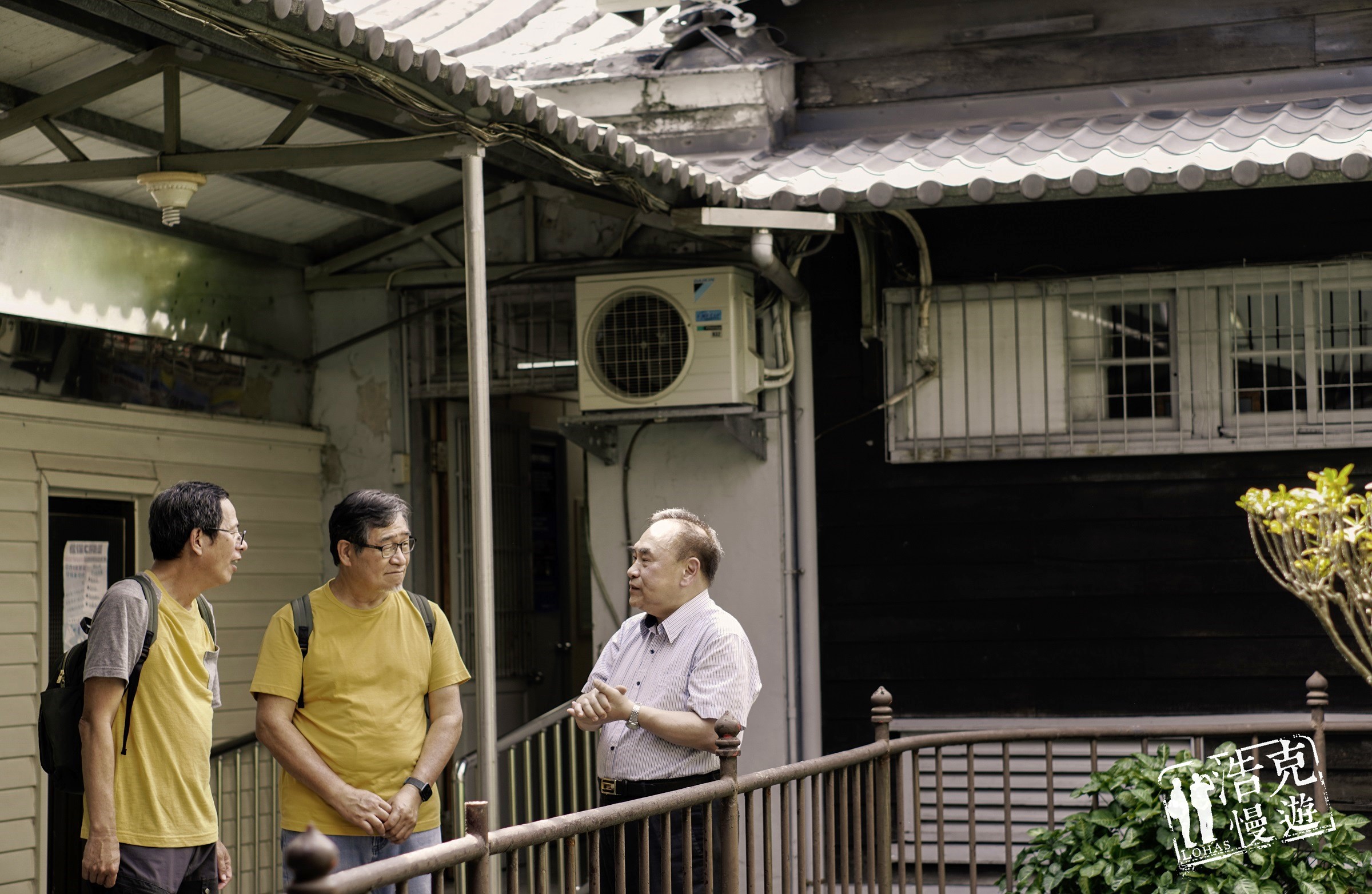 劉克襄（左起）與王浩一探訪羅東百年眼科診所，與經營者陳淳志分享心情。（公視提供）