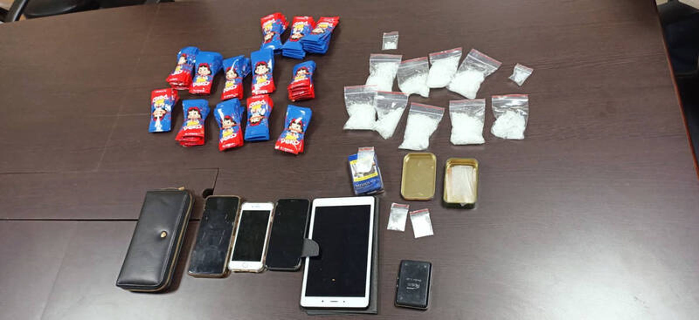 警方查扣海洛因3包、安非他命十多包、K他命1包,毒咖啡一百多包。(翻攝畫面)