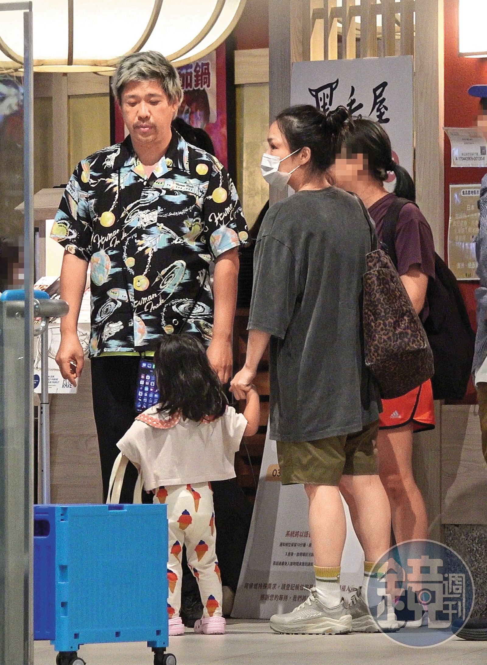 8/4 19:47徐佳瑩(中)、比爾賈(左)一家四口,與在兩人身邊進進出出的工作人員,共9人一起聚餐,吃完火鍋後離開