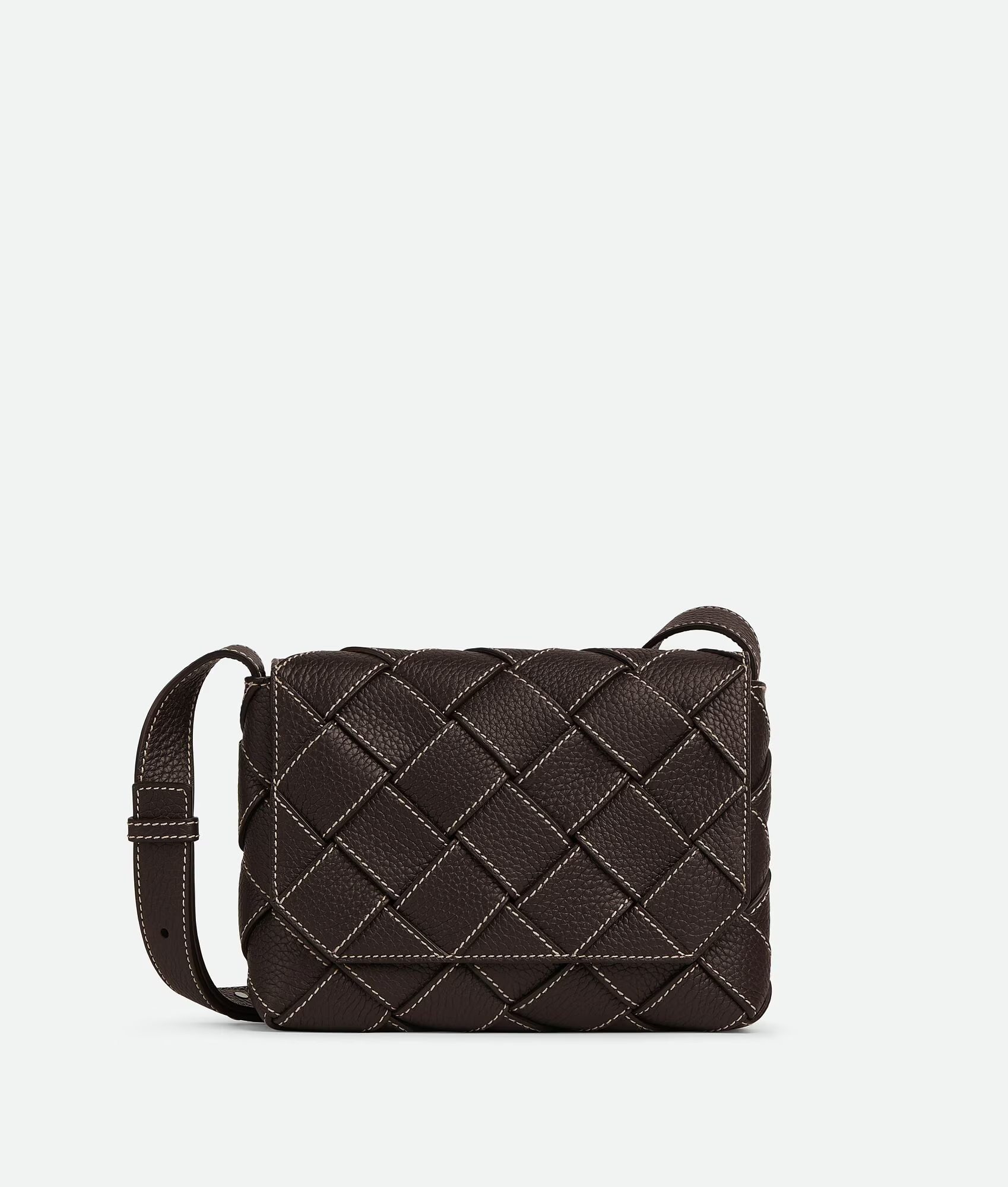 劉俊謙同款的Diago編織皮革肩背包。NT$99,800（BOTTEGA VENETA提供）