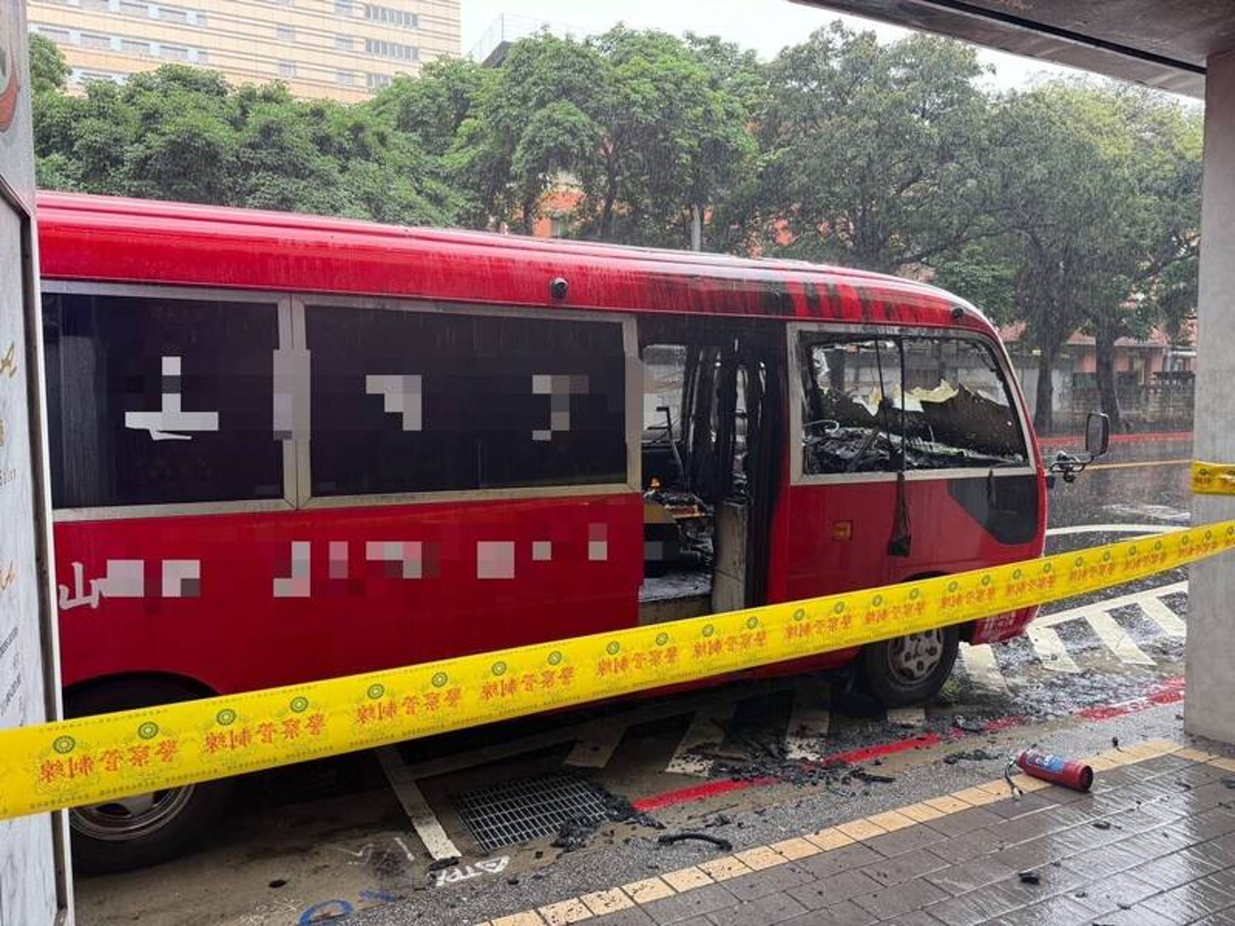 台北市街頭驚傳公車火燒車事件。(翻攝畫面)