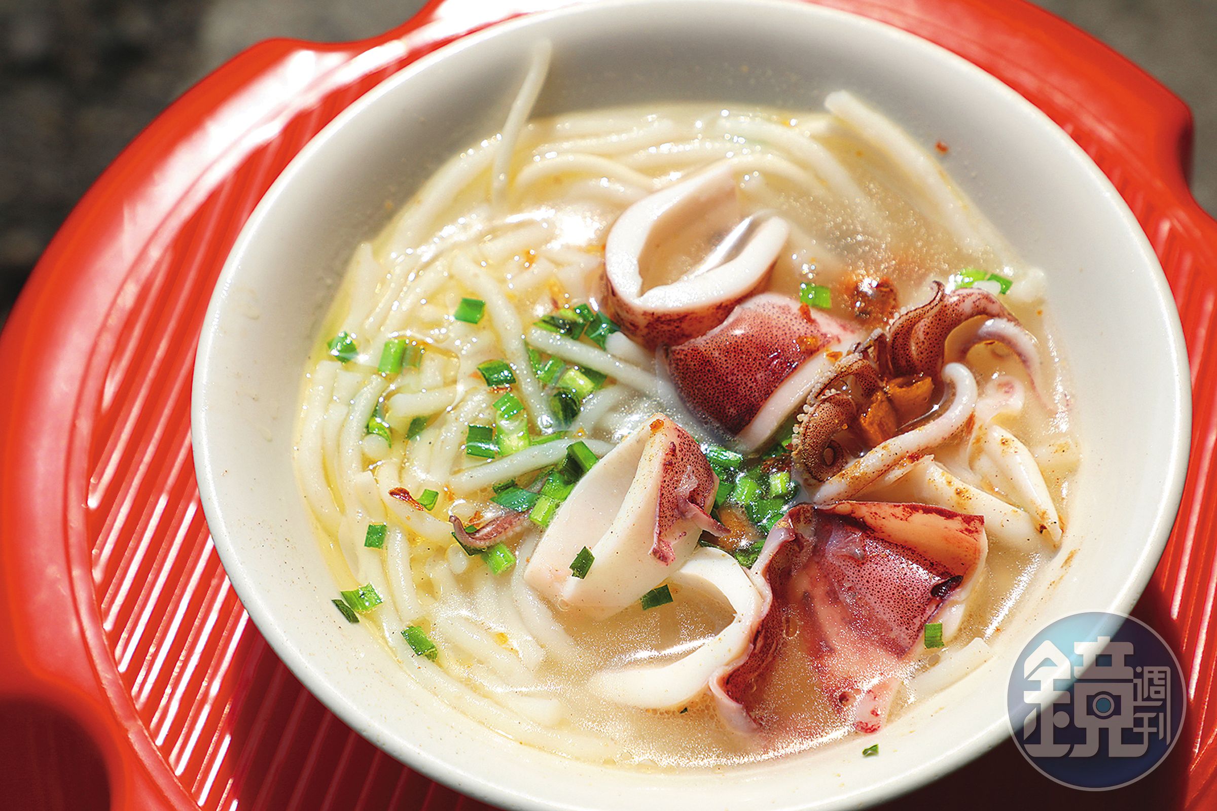 後起之秀的「小卷粗米粉湯」現在也是阿忠的鎮店美食。（80元／小碗、100元／大碗）