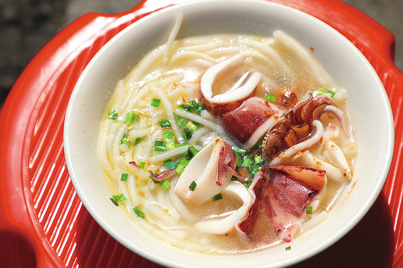 後起之秀的「小卷粗米粉湯」現在也是阿忠的鎮店美食。（80元／小碗、100元／大碗）