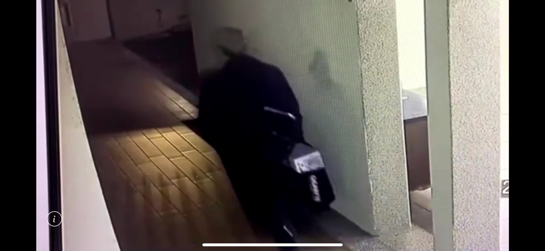 戴男潛入台科大實驗室行竊，偷走2台筆電、硬碟等高價3C產品。（翻攝畫面）