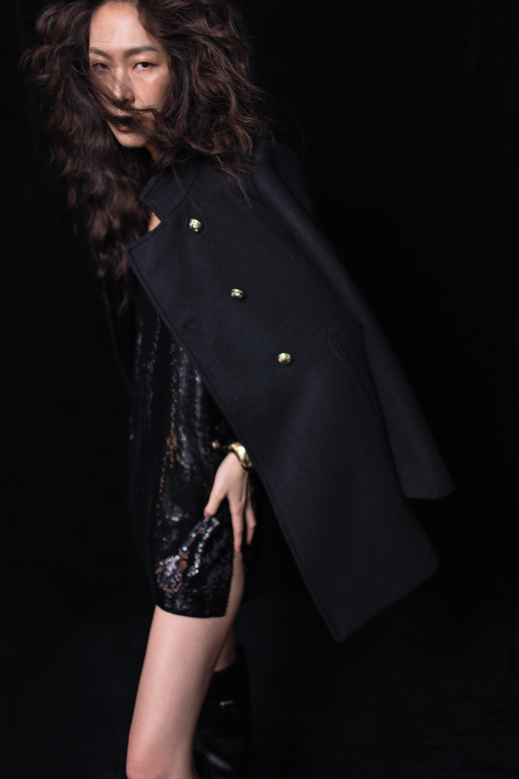 黑色金釦外套，NT$3,490，by ZARA；亮片刺繡上衣，NT$130,000，by CELINE BY HEDI SLIMANE；牛皮革TRIOMPHE CELINE WILTERN馬靴，NT$66,000，by CELINE BY HEDI SLIMANE；金色寬版手環，NT$890，by ZARA。