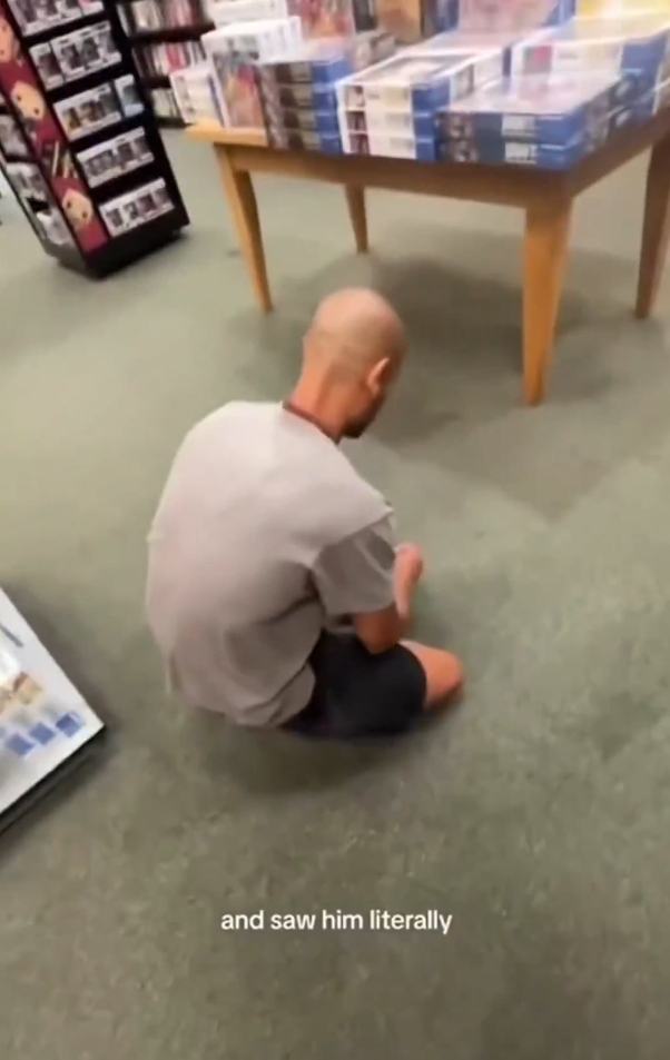 克勞德偷聞屁股被發現後，辯稱在綁鞋帶。（翻攝X）