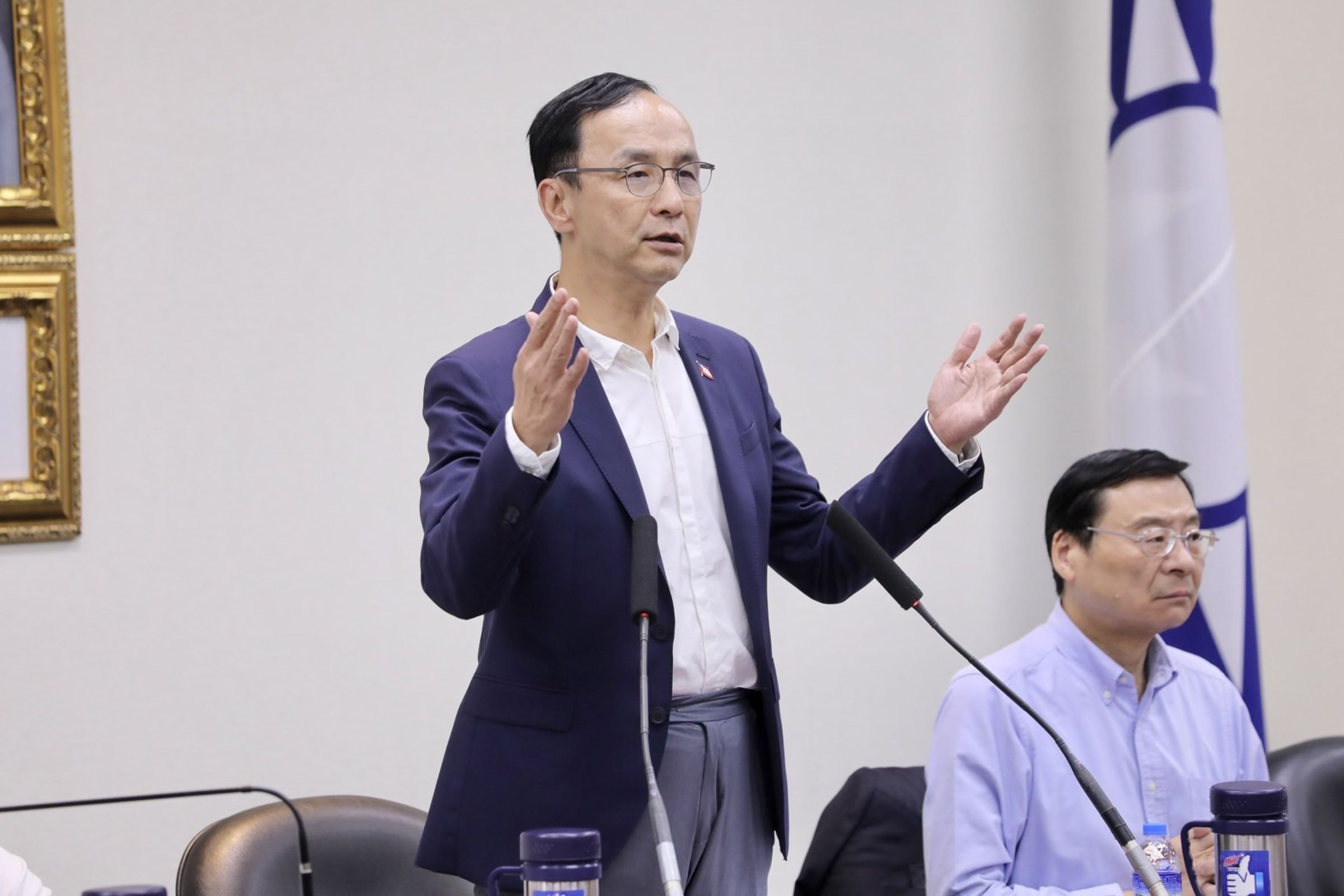 國民黨主席朱立倫以棒球賽事來形容,喚柯要「組成聯隊」,否則是無法勝利。(國民黨文傳會提供)