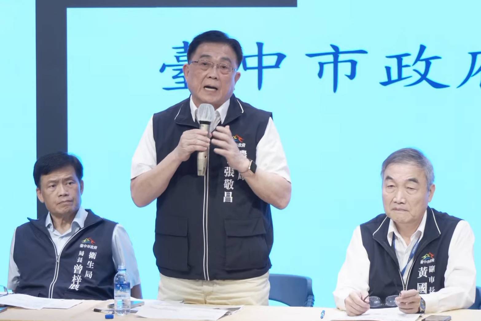 台中市副市長黃國榮（右）表示，市府已配合中央緊急實施全國豬隻禁運禁宰5天。（鏡新聞提供）