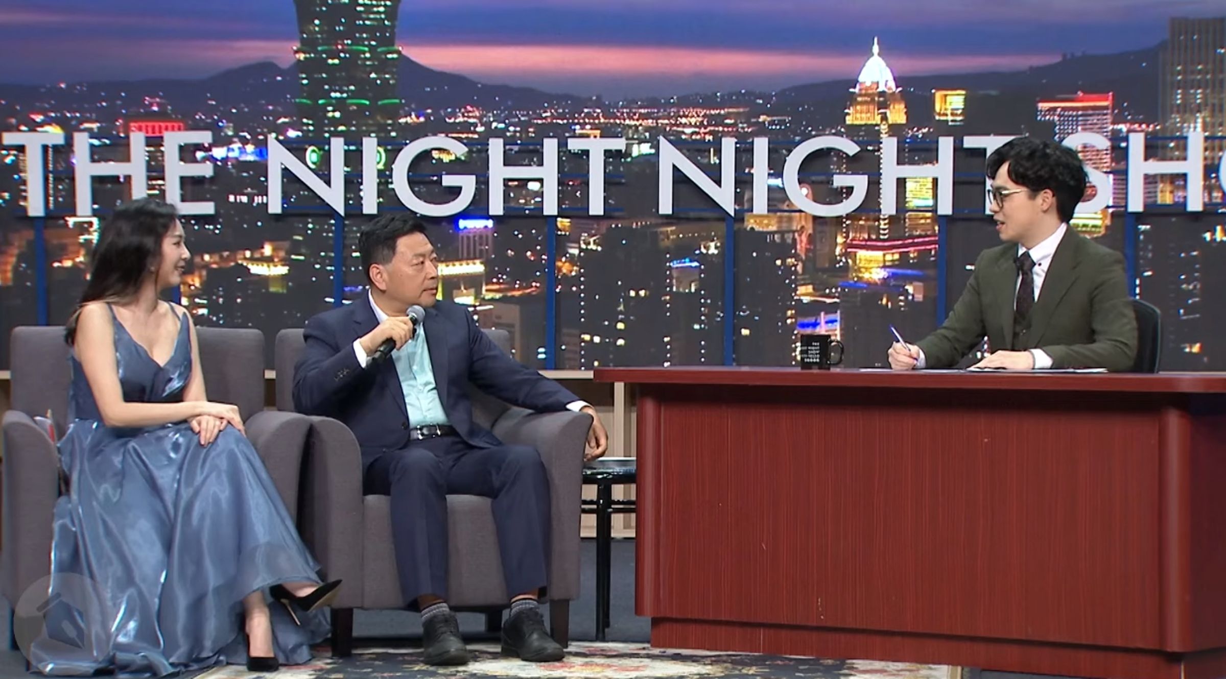 《賀瓏夜夜秀》邀請前中國央視記者王志安(中)談論台灣選舉文化,其中一段發言引發爭議。(翻攝自YouTube STR Network)