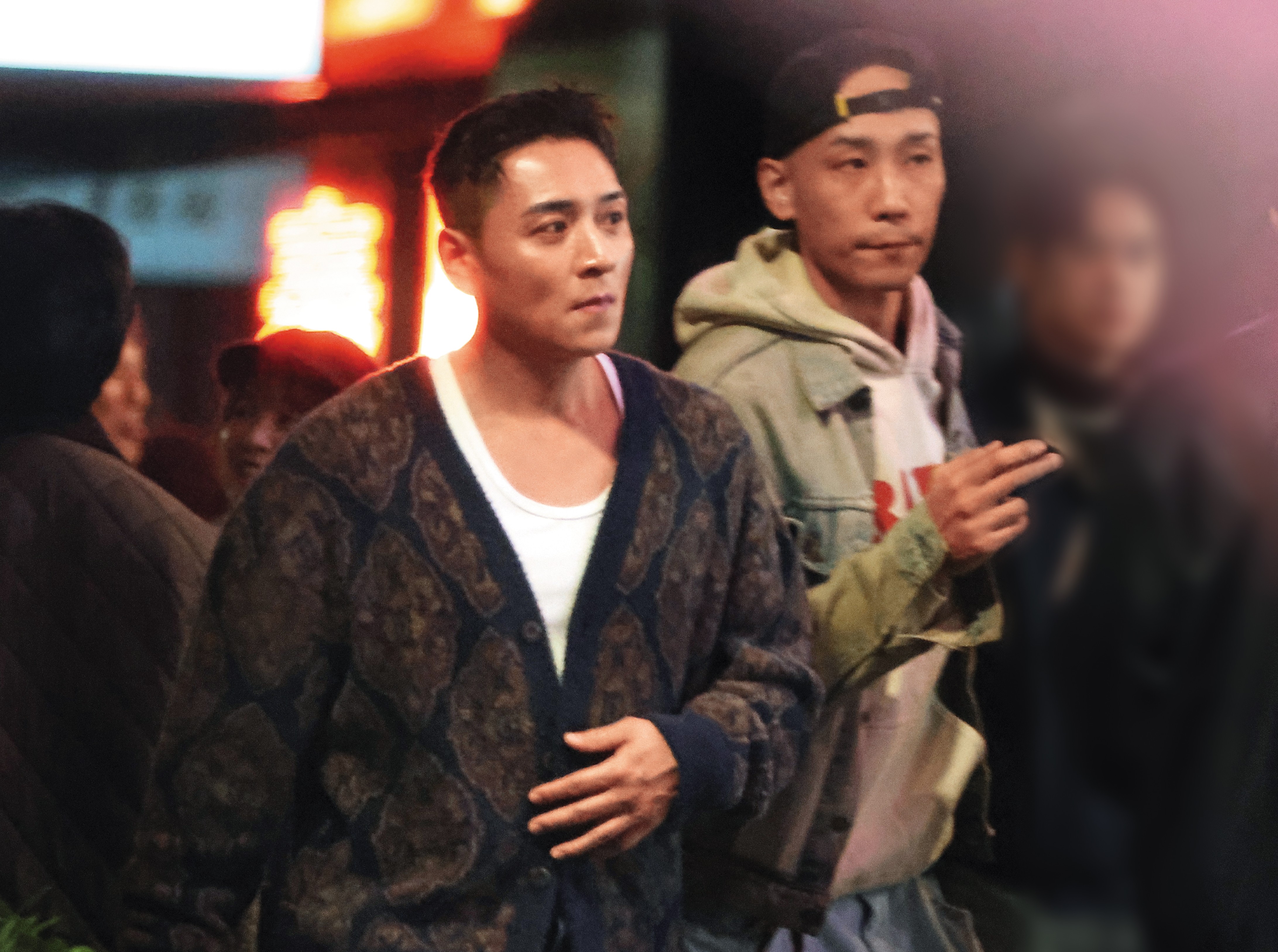 1月2日21：46，《角頭－大橋頭》製作公司影一製作所辦尾牙，包括鄭人碩（左）及多位該片演員林道禹（右）等人都來參加。