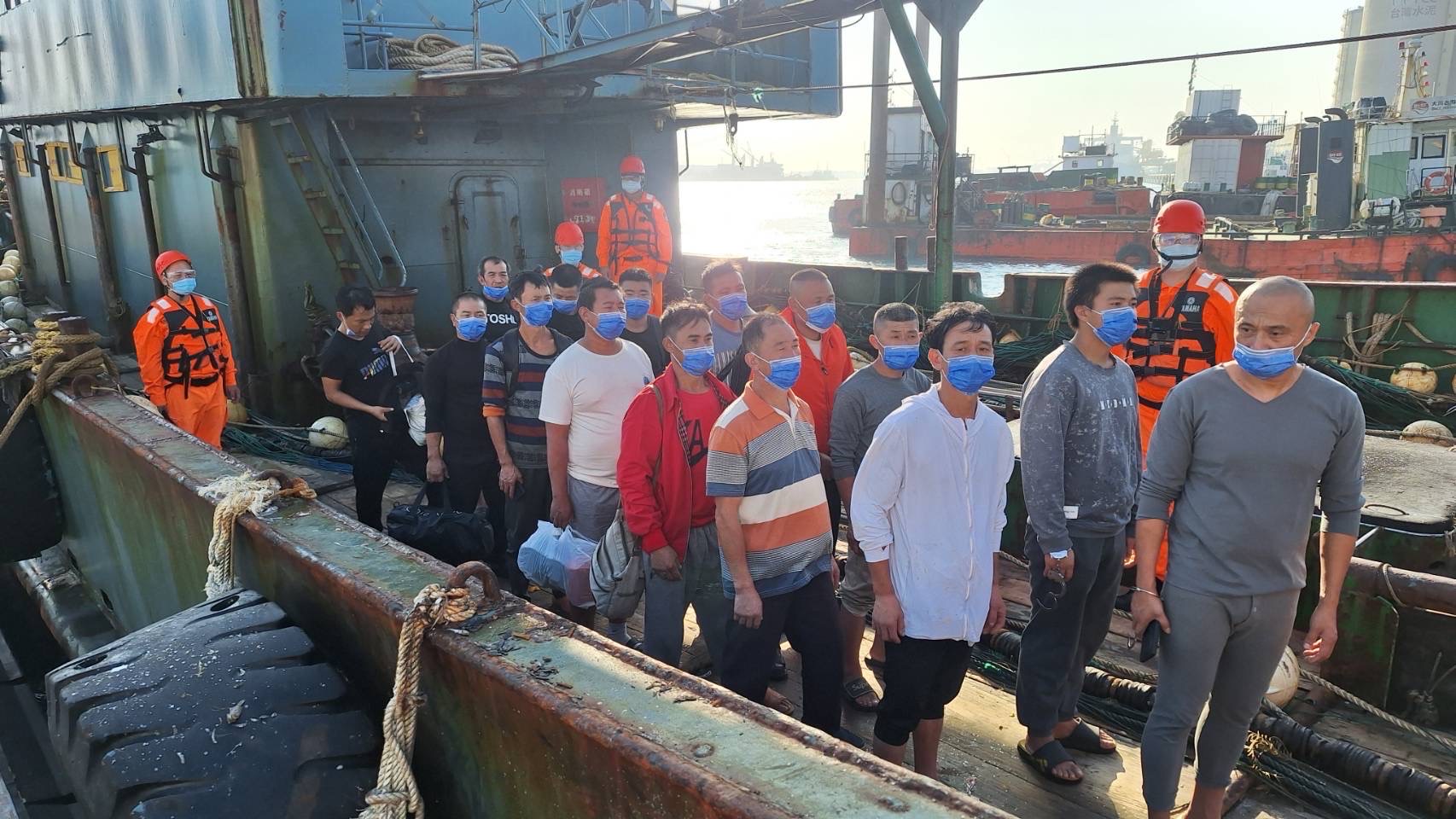 大陸漁船上的漁工。（海巡署提供）