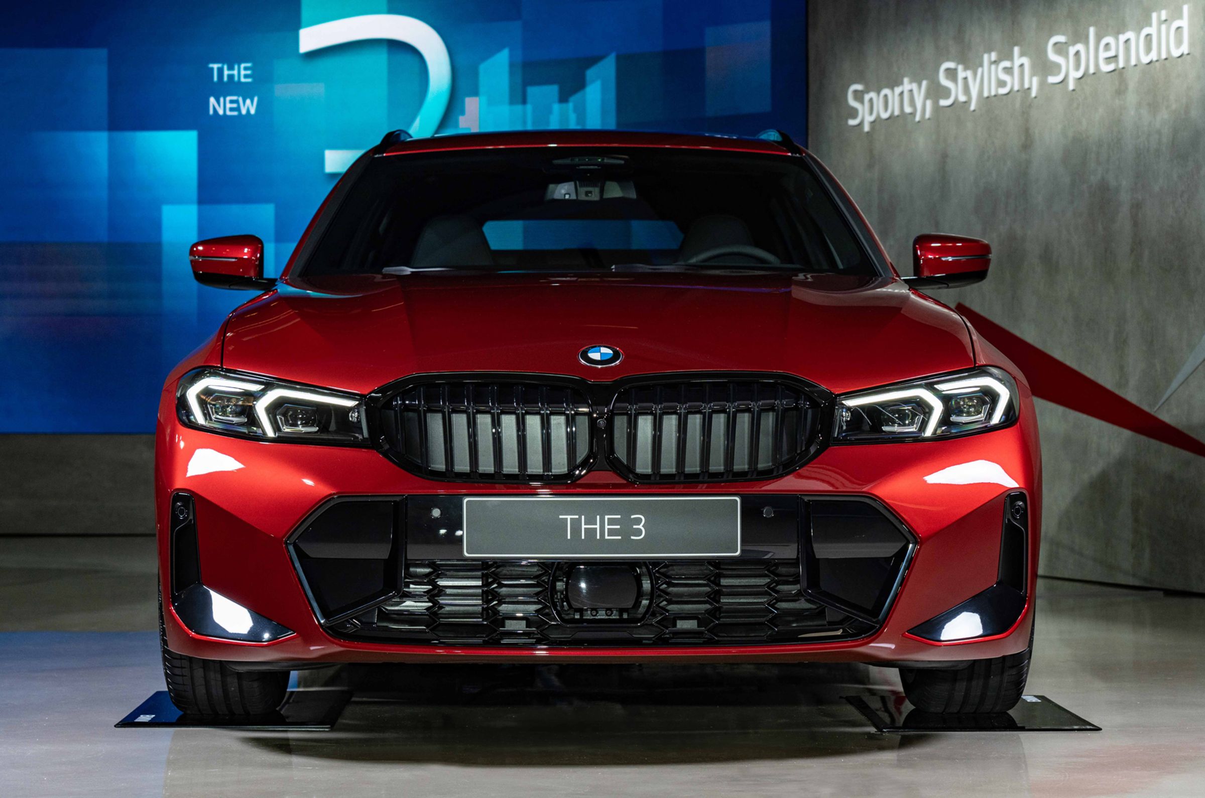 動能表現上全車系搭載BMW TwinPower Turbo汽油引擎,結合高效動力科技,提升性能與效能。318i Sport配備Steptronic八速手自排,320i M Sport、330i M Sport與M340i xDrive則採用Steptronic運動化八速手自排;M340i xDrive則擁有M TwinPower Turbo汽油引擎,最大可輸出374匹馬力與500牛頓米扭力