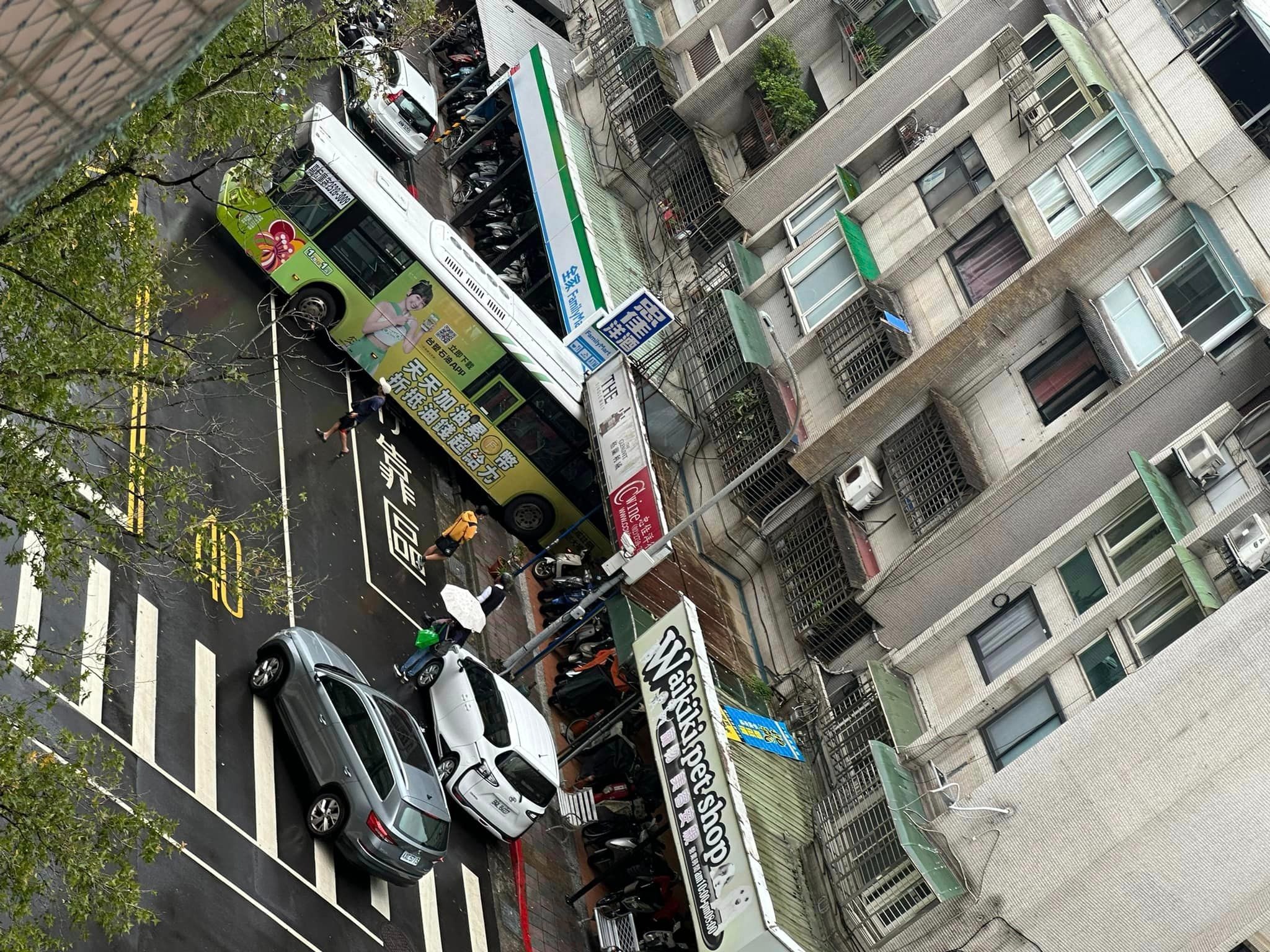 驚！北市信義區公車「屁股橫插」撞進超商。（翻自信義區三兩事臉書）