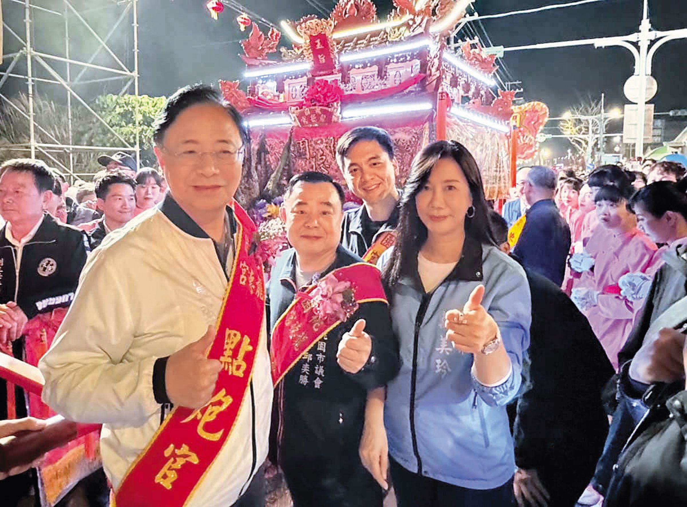 高嘉瑜批評立委萬美玲（右）長期在立法院教育文化委員會擔任召委，在其子成長與求學過程中到底扮演了什麼樣的角色？（翻攝自萬美玲臉書）