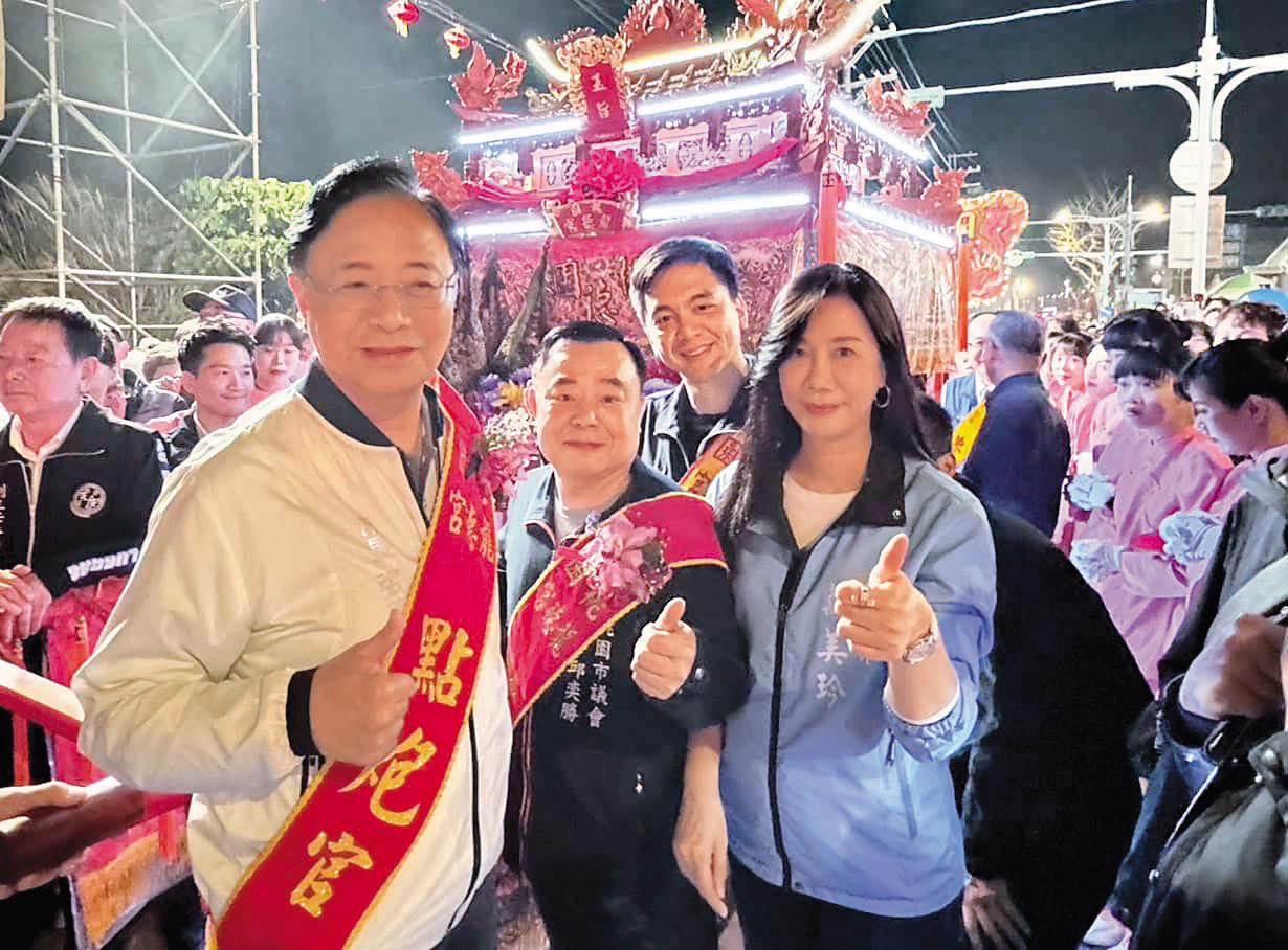 國民黨本週將到桃園舉辦宣講,尋求2026連任的張善政(左)表現受矚。(翻攝自萬美玲臉書)