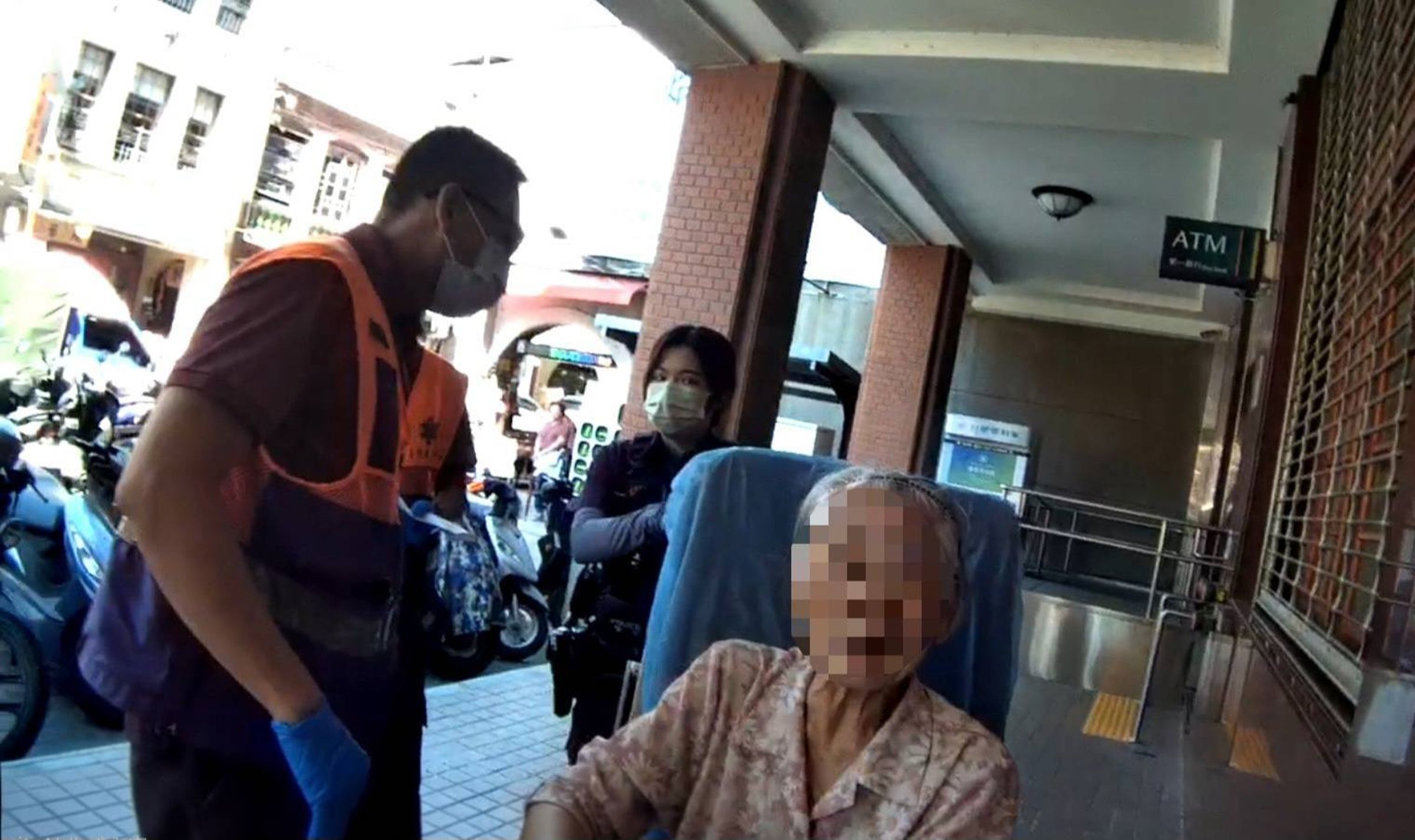 陳姓婦人手握現金及2千多萬金飾,走出銀行時不慎跌倒,警消到場後發現婦人遭遇詐騙,及時提醒後成功阻攔一場騙局。(翻攝畫面)