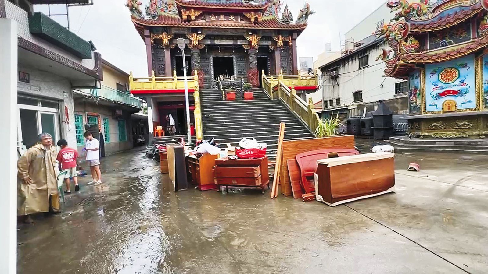 丹娜絲颱風帶來強風，南台灣災情頻傳。（民眾提供）