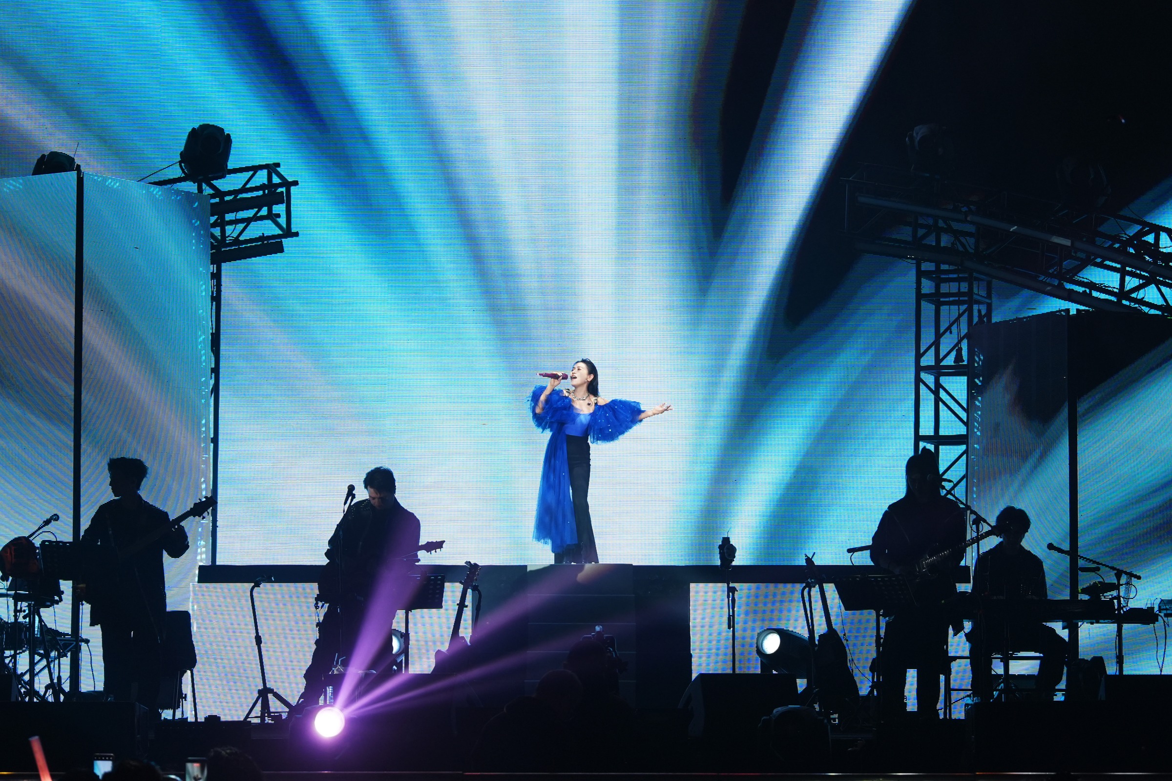 丁噹為成都場特別演唱〈只是不夠愛自己〉。（相信音樂提供）