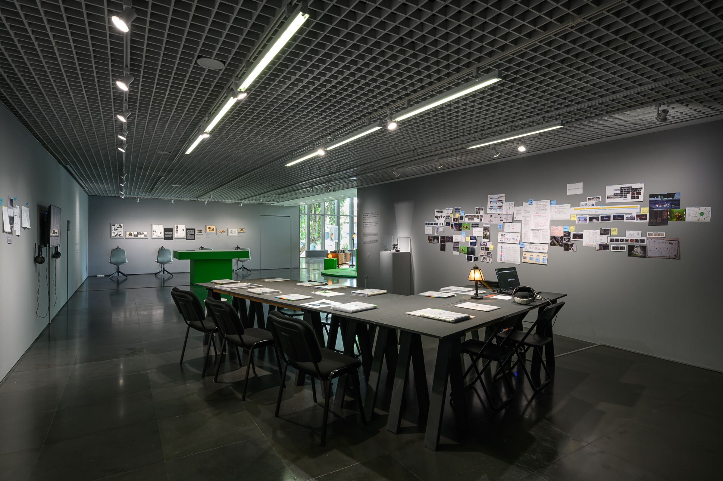 北師美術館的VR幕後工作區展示陳芯宜及團隊的完整創作歷程和手稿。(北師美術館提供/王世邦 Anpis Wang攝影)