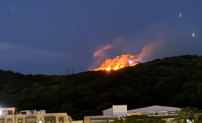 一名20歲男子為了拍唯美夕陽，竟爬上高壓電塔，不幸觸電墜落，引發火燒山。（翻攝自Threads）