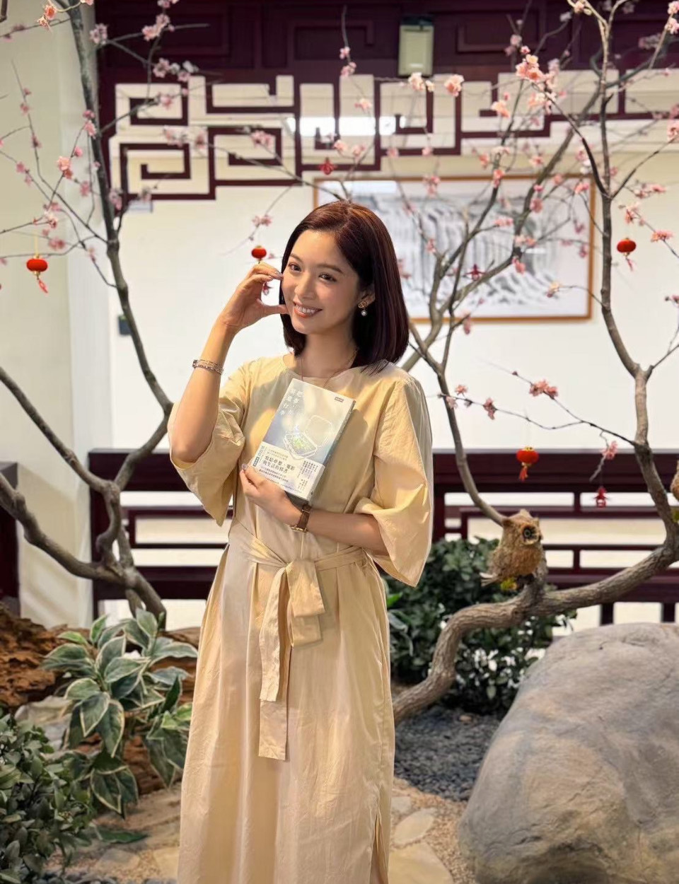 劉倩妏將8年來的故事化作詩詞， 出版詩集《把夢，裝進行李》。（移民署提供）