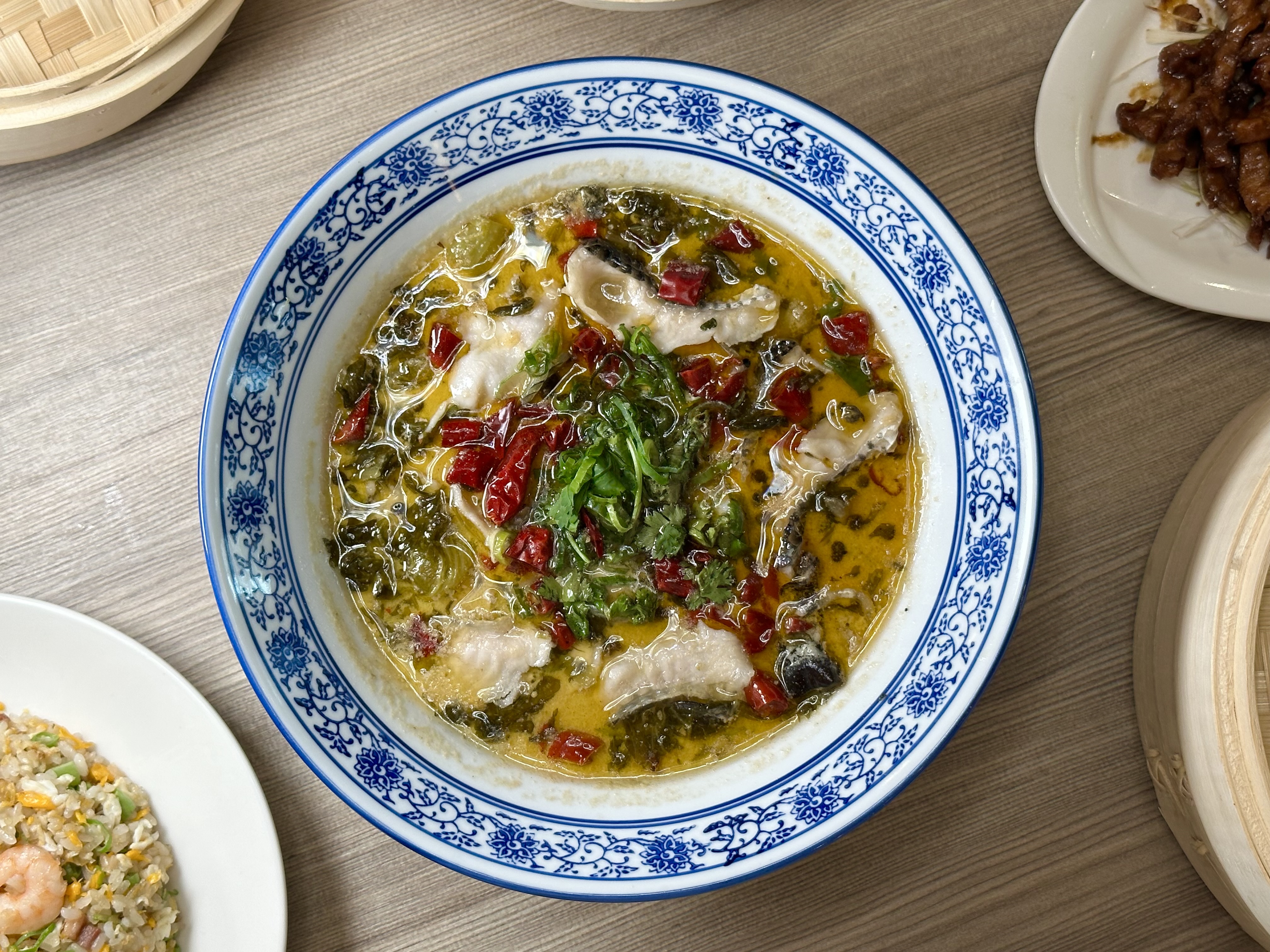 也頗受歡迎的「私房酸菜魚」，融入客家酸菜的發酵香氣，魚肉細嫩有味。（528元／小份）
