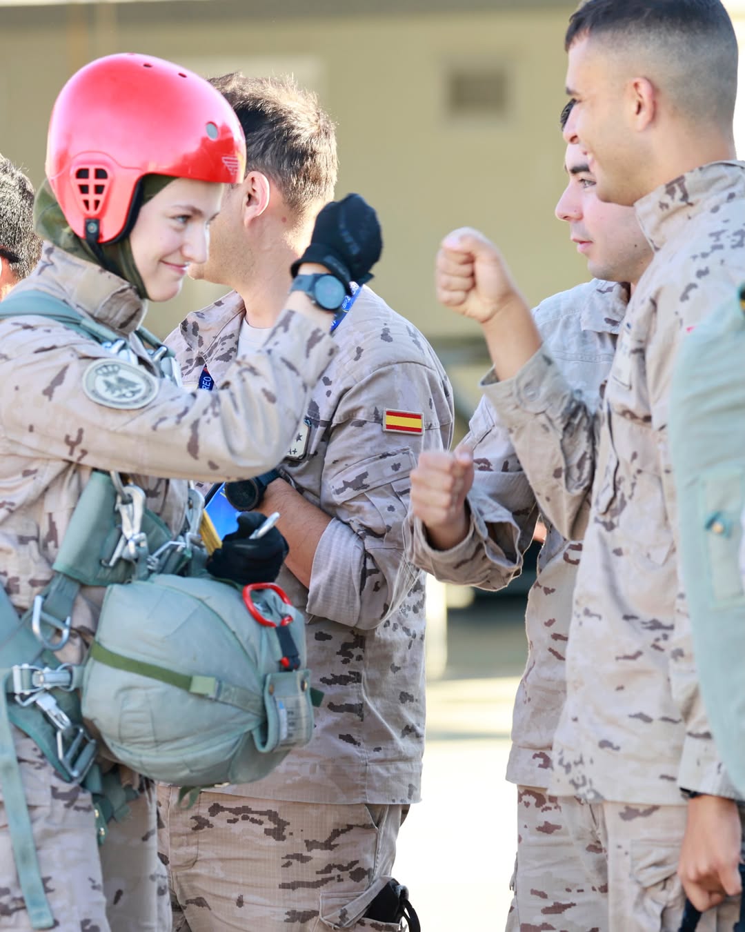 萊昂諾與同袍相互打氣,展現軍校生的團隊精神。(翻攝casareal.es IG)