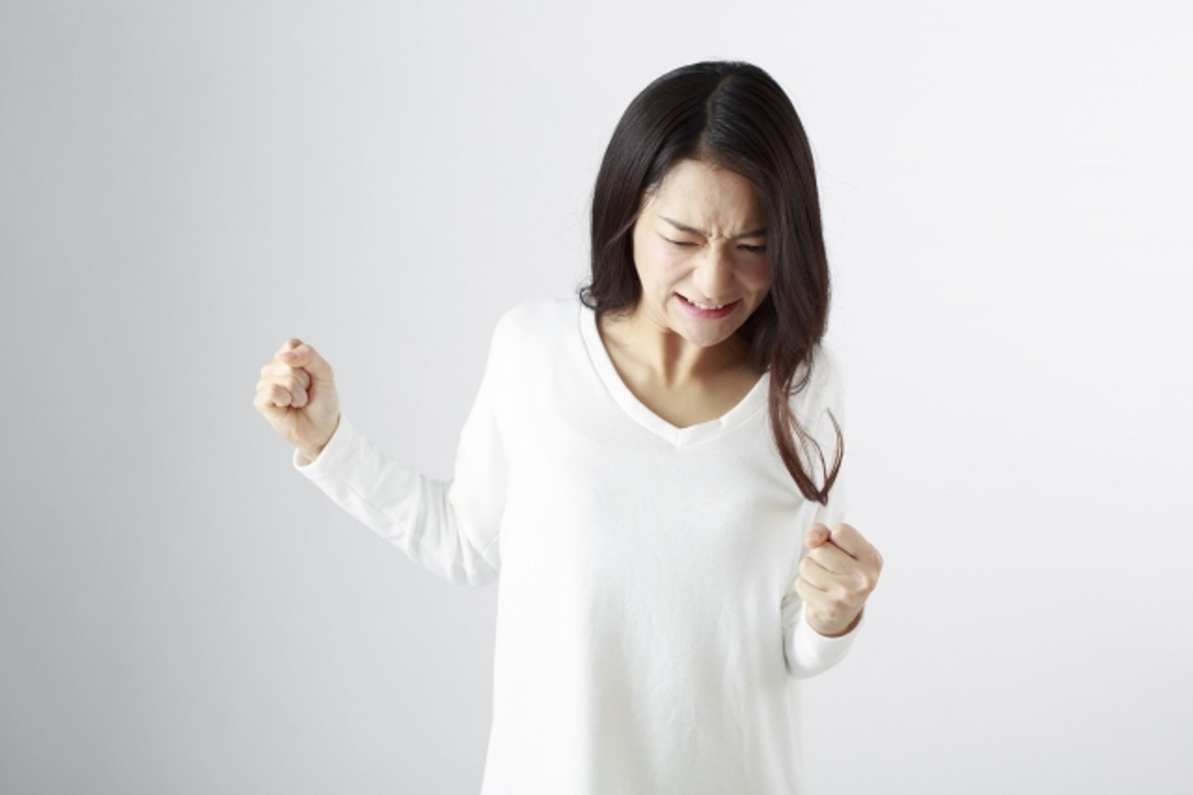 一名女網友抱怨父親當年外遇逼死母親,事隔多年居然還要她出錢金援私生女出國留學,讓她火冒三丈。(示意圖,photoAC)