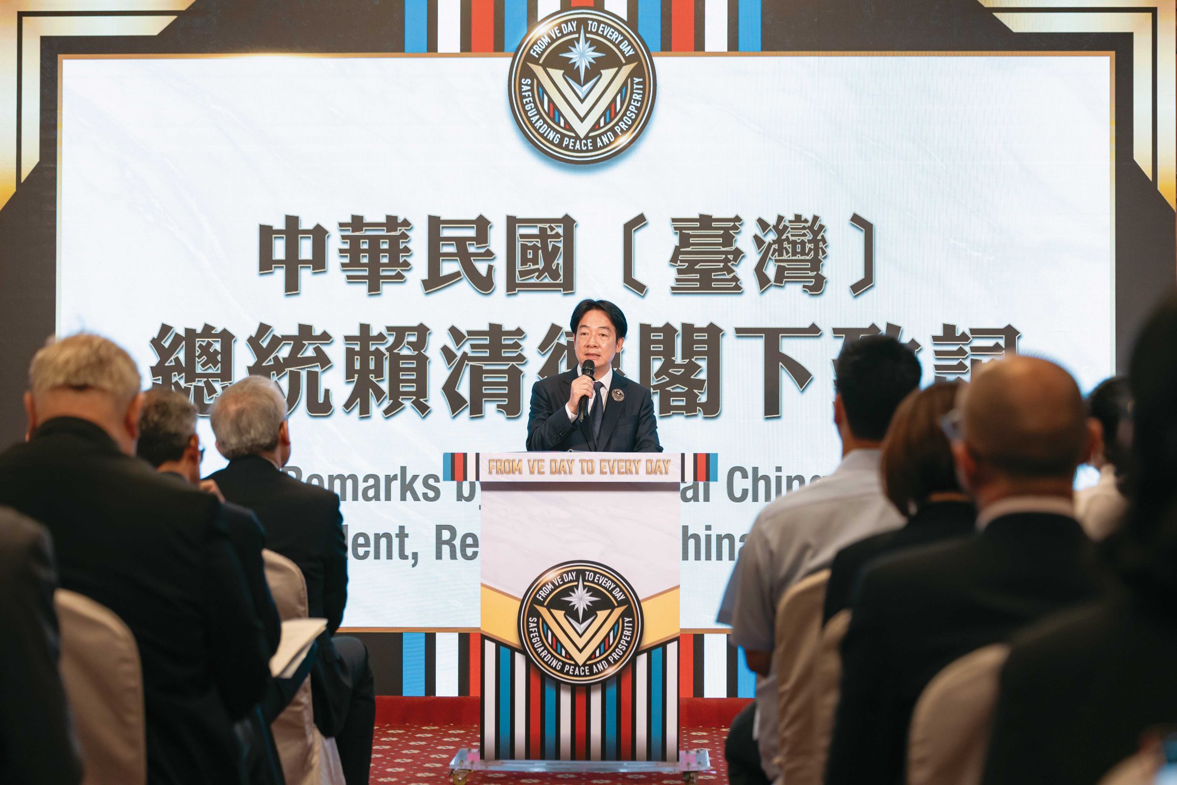 總統賴清德出席歐戰勝利80週年紀念茶會，因致詞未提中華民國對日抗戰勝利，引發在野黨不滿。（總統府提供）