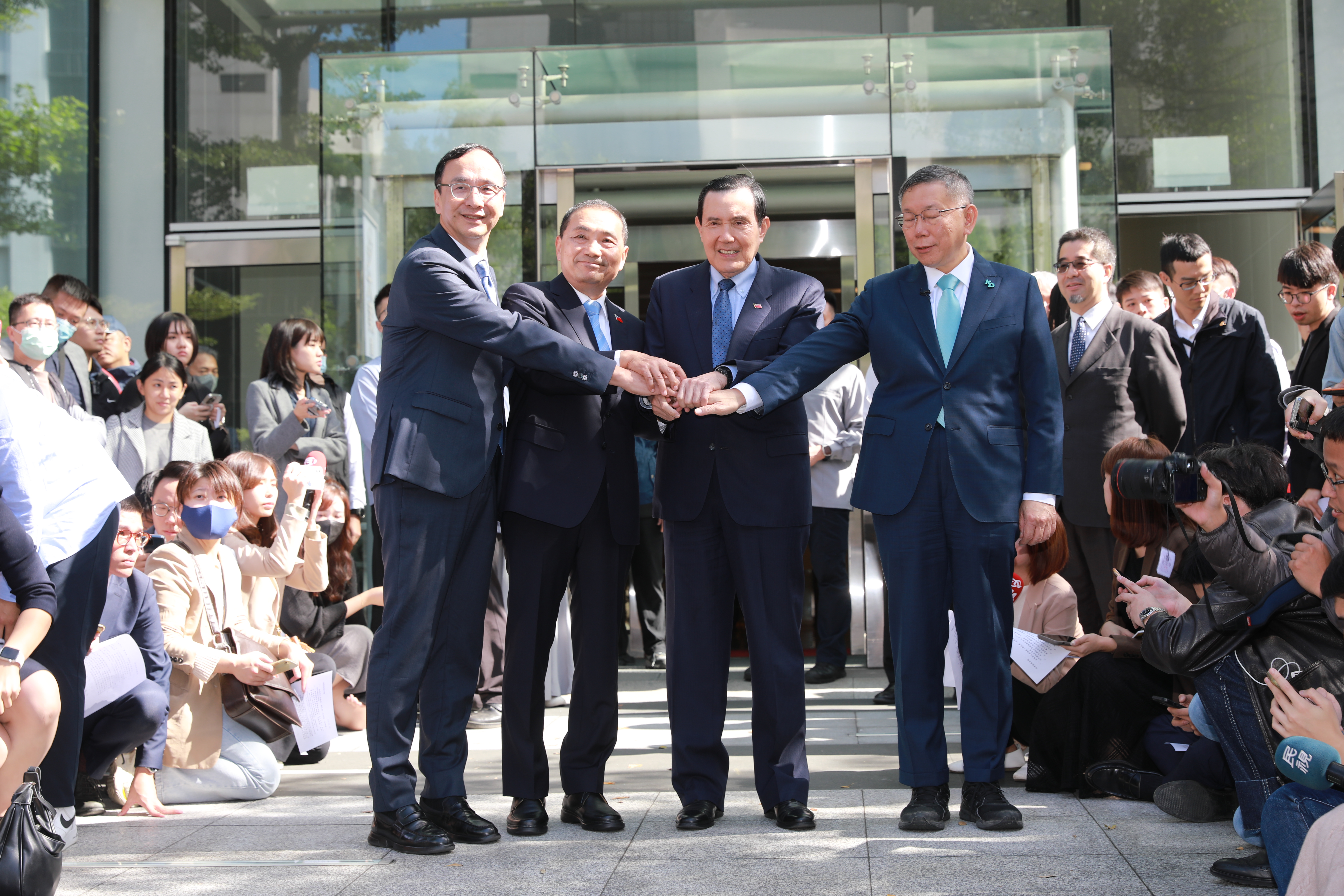 藍白陣營今（15日）在前總統馬英九的見證下，展開第2次政黨協商，最終促成雙方共識。