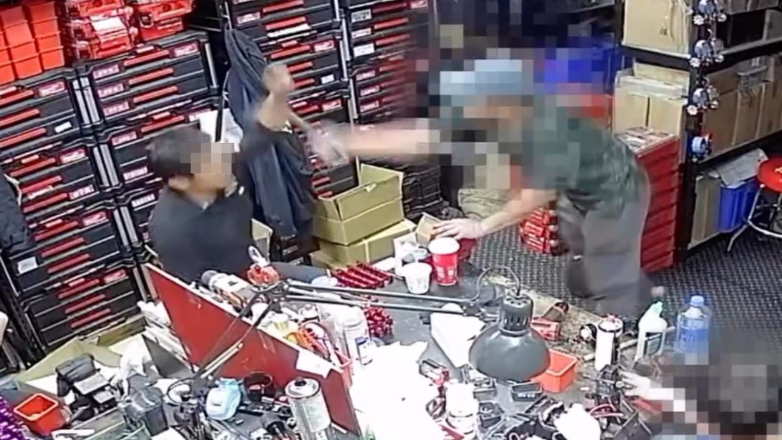 北投驚傳砍人!公司車理賠糾紛 男怒持斧砍傷同事遭送辦