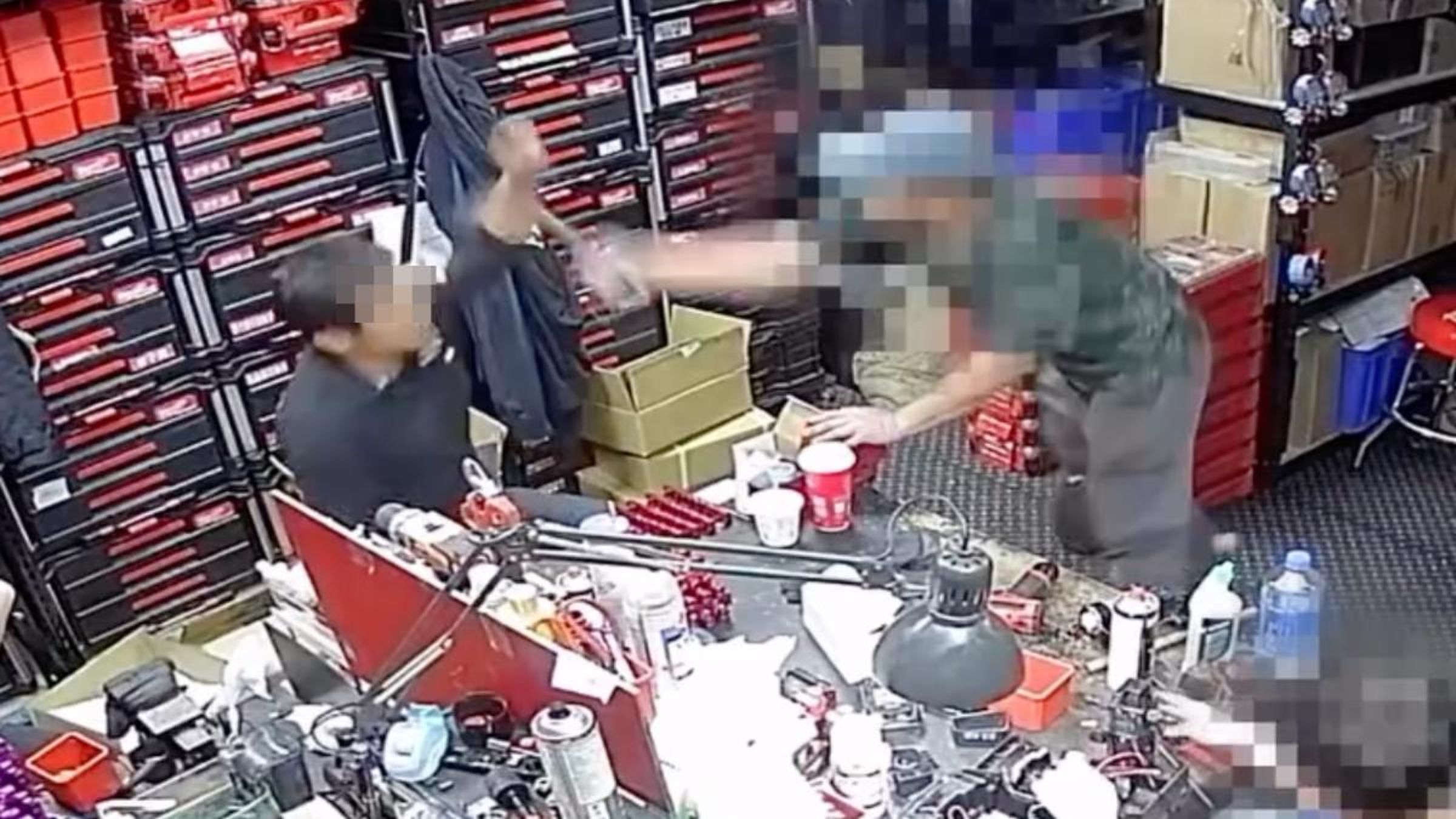 台北市北投區一名冷氣行員工持斧頭闖入公司砍傷同事後逃逸。（翻攝畫面）