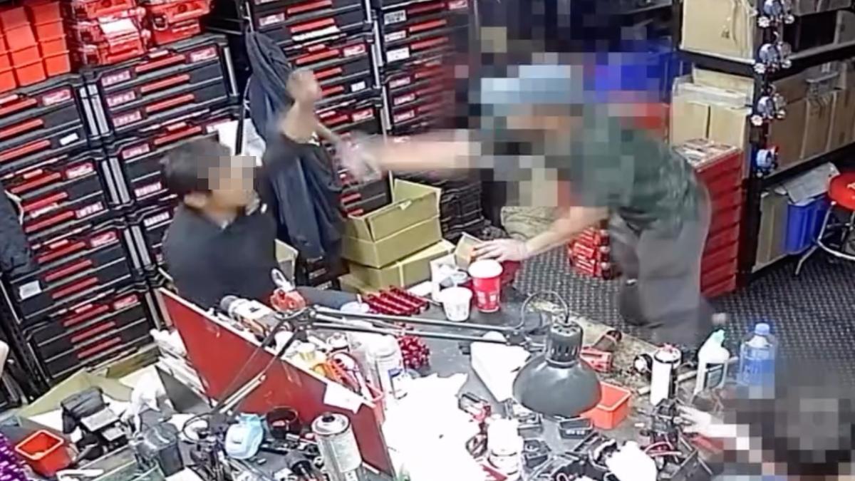 台北市北投區一名冷氣行員工持斧頭闖入公司砍傷同事後逃逸。（翻攝畫面）